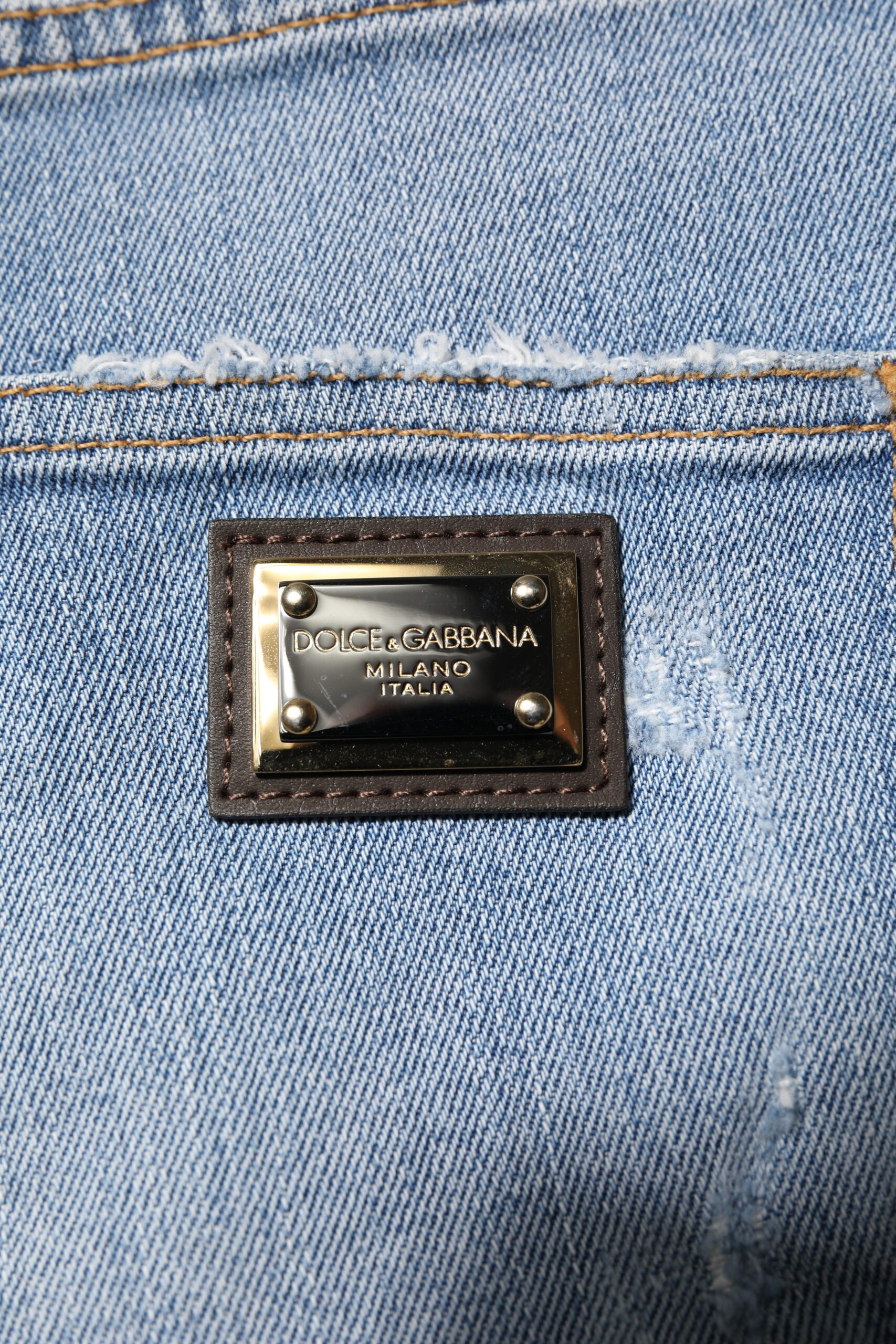 Shorts en jean déchiré en coton bleu de Dolce & Gabbana, mode estivale avec style décontracté.