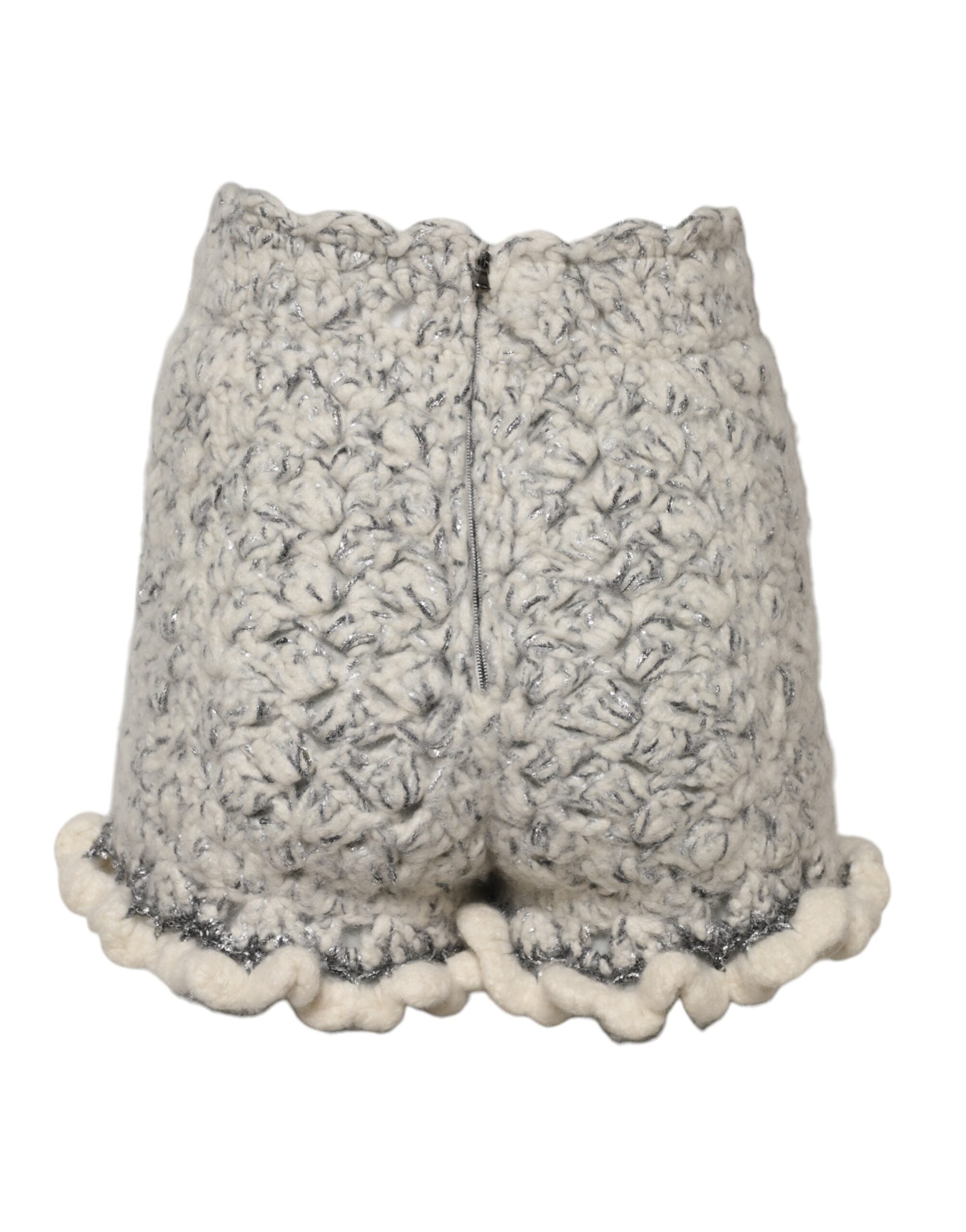 Shorts en cachemire bouclé métallisé avec volants de Dolce & Gabbana, style élégant et sophistiqué.