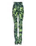 Jeans en denim taille haute Dolce & Gabbana avec éclaboussures de couleur verte, mode tendance et détails design visibles.