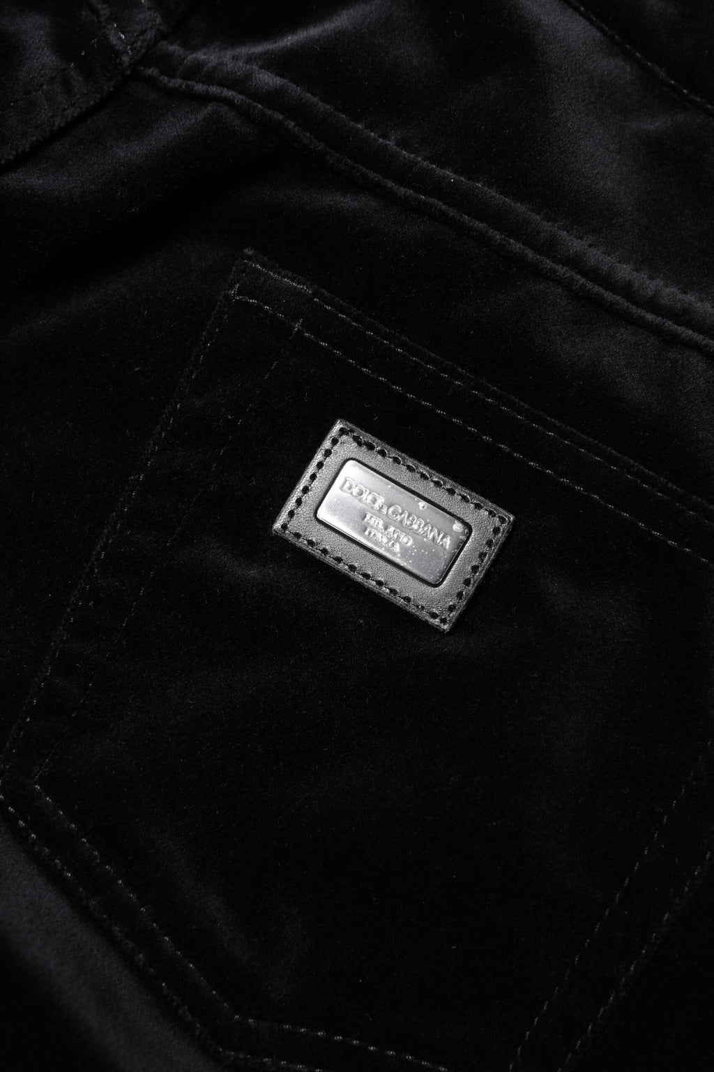 Jeans capris skinny en denim noir en coton de Dolce & Gabbana, coupe ajustée et cropped, visibles avec détails de la texture.