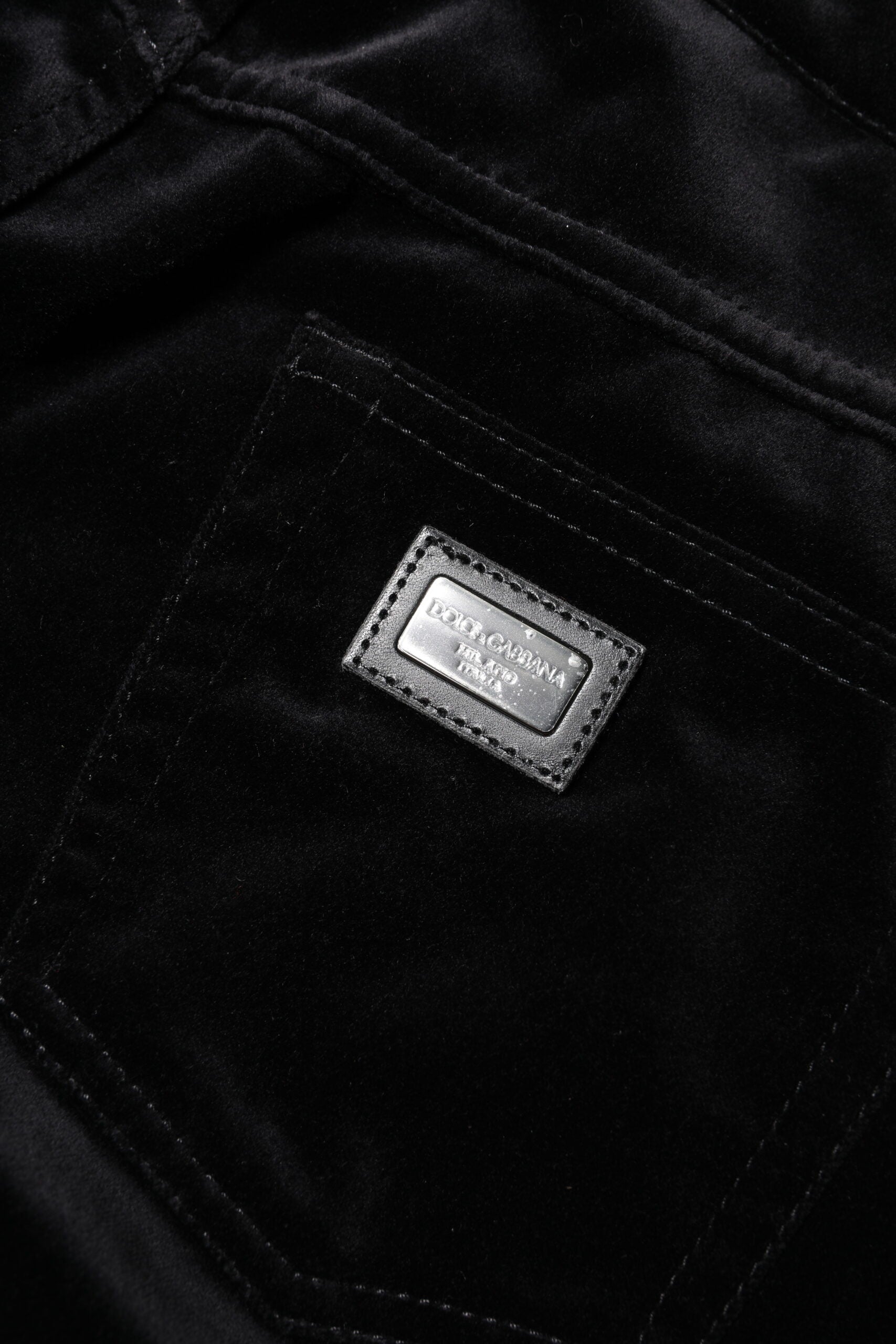 Jeans capris skinny en denim noir en coton de Dolce & Gabbana, coupe ajustée et cropped, visibles avec détails de la texture.