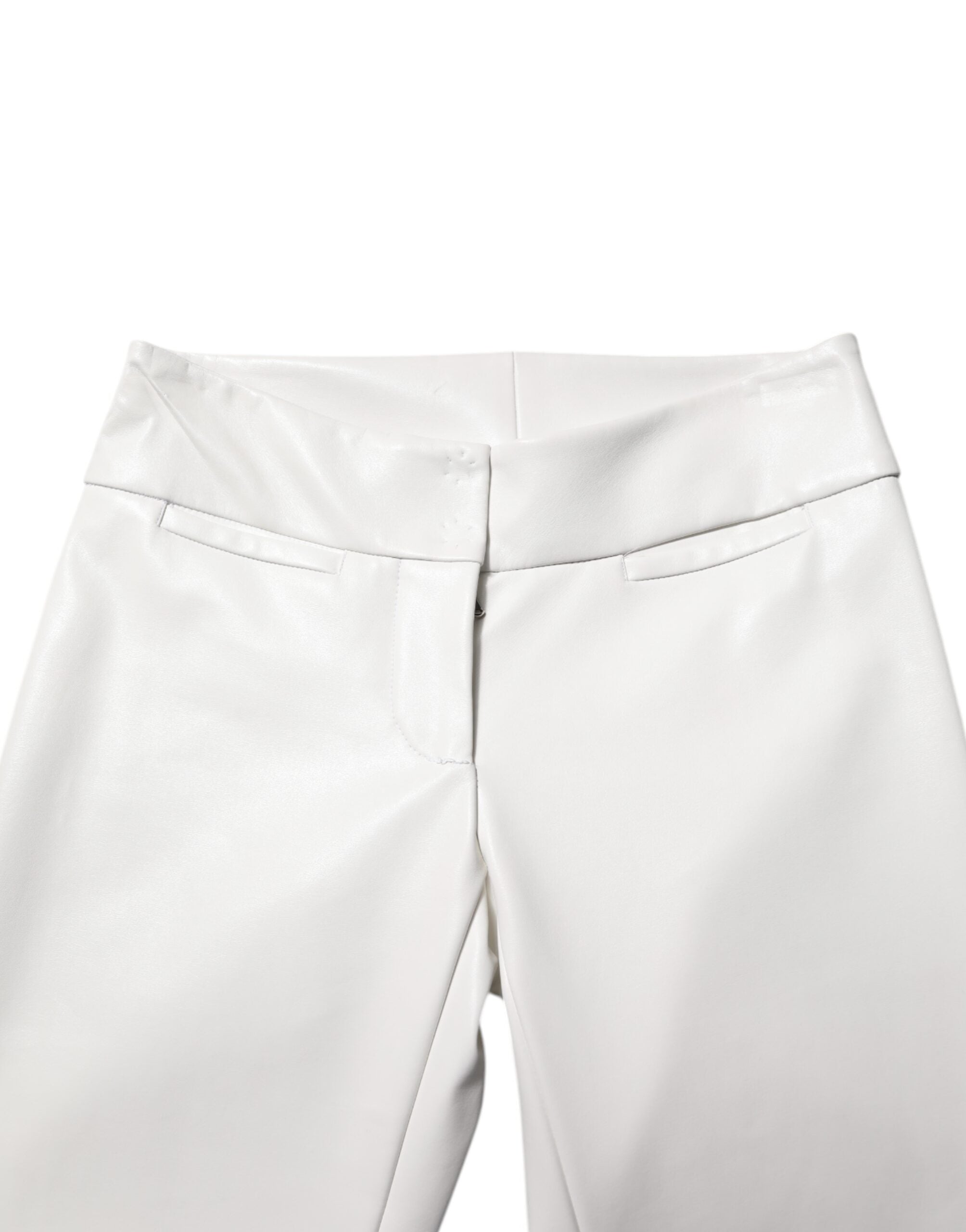 Pantalons blancs en polyuréthane taille haute et coupe tapered de Dolce & Gabbana, visibles en gros plan.