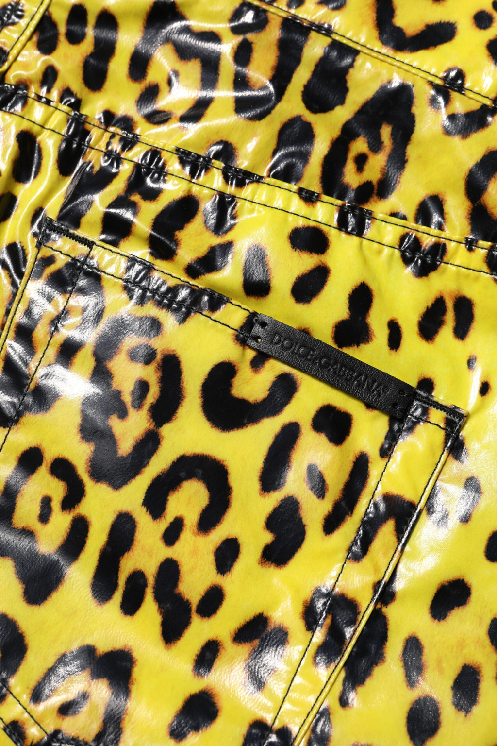 Pantalon slim taille haute à imprimé léopard jaune de Dolce & Gabbana, coupe élégante et tendance.