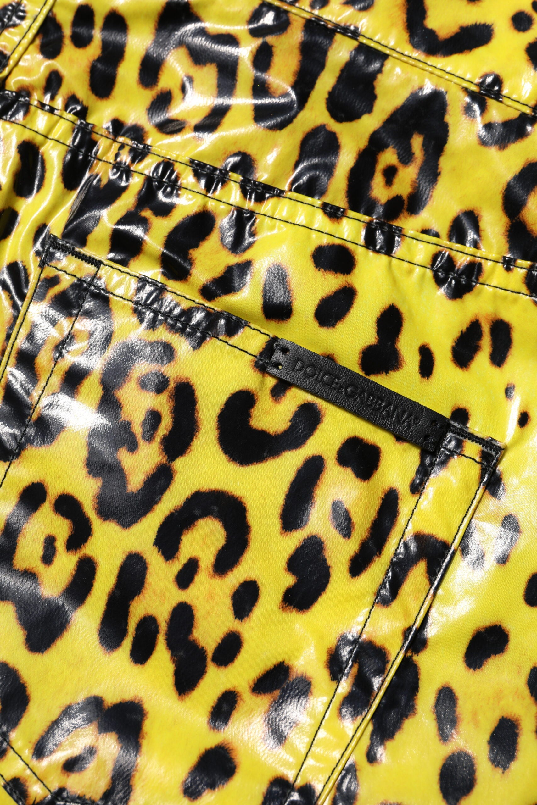 Pantalon slim taille haute à imprimé léopard jaune de Dolce & Gabbana, coupe élégante et tendance.