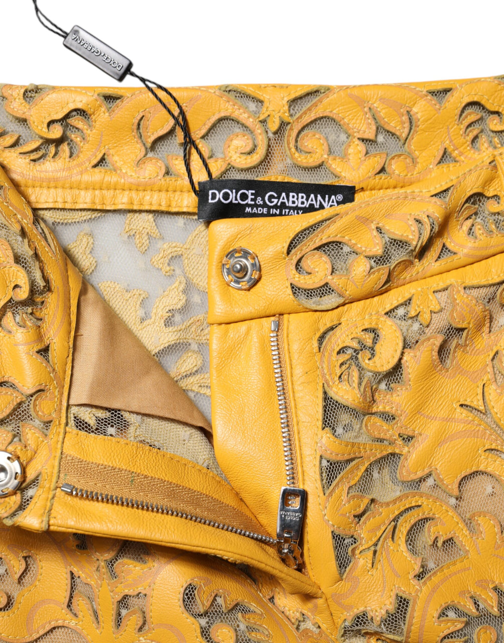 Pantalons capri Dolce & Gabbana jaunes en dentelle florale, taille mi-haute, mode élégante et féminine.