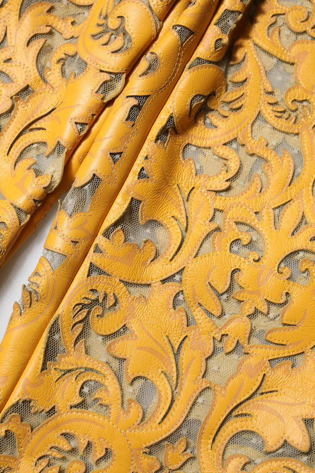 Pantalons capri Dolce & Gabbana en dentelle florale jaune, taille moyenne, élégants et ajustés.