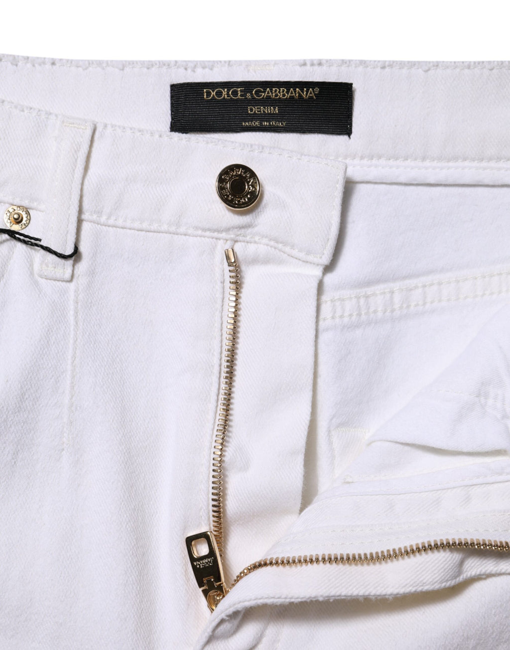 Jeans en denim blanc Dolce & Gabbana à taille haute et coupe droite, visible avec détails et couture élégante.