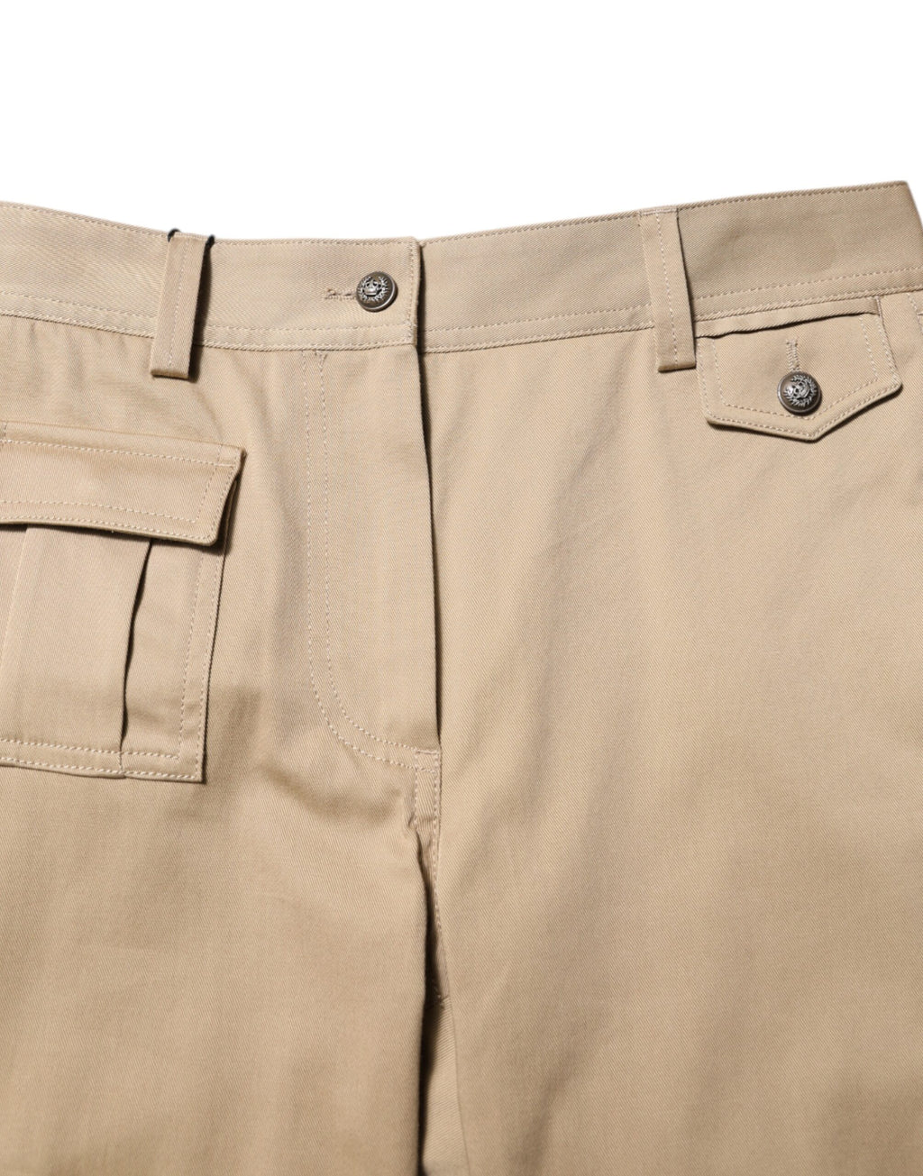 Pantalons cargo beige à taille moyenne et coupe tapered, Dolce & Gabbana, vue de face sur le mannequin.