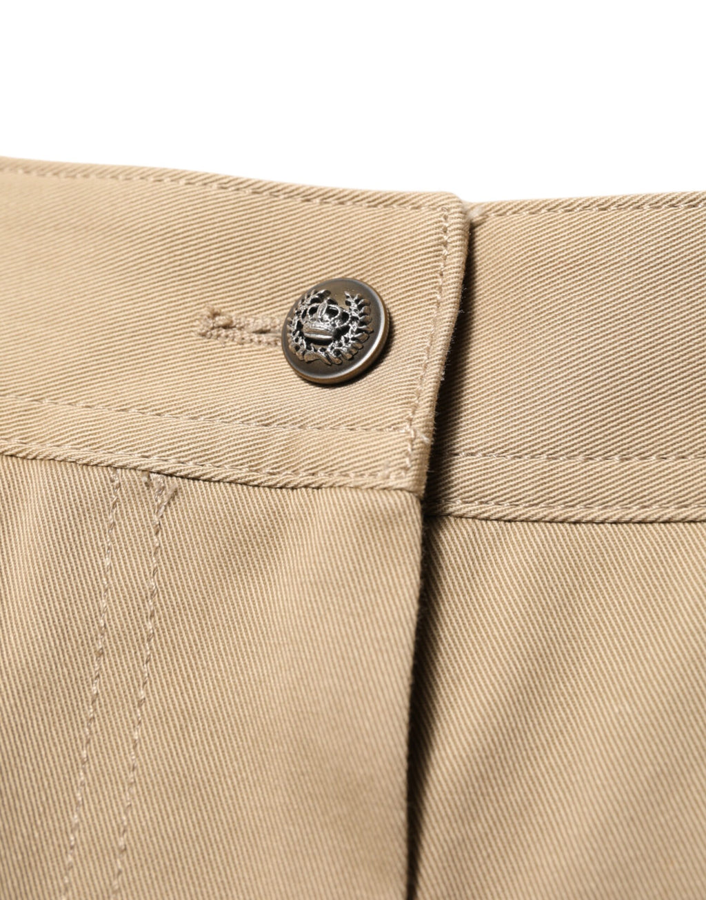 Pantalon cargo beige Dolce & Gabbana taille moyenne, coupe tapered, en tissu léger, porté avec des détails de couture visibles.