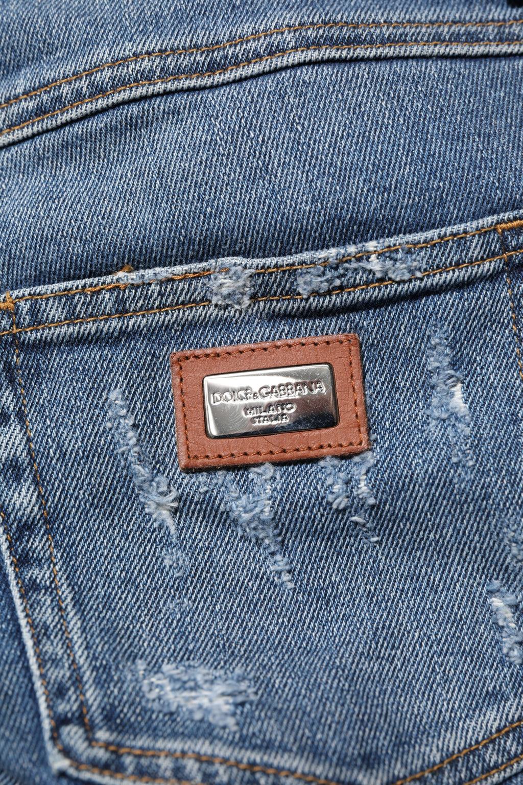 Jeans skinny déchirés en denim bleu Dolce & Gabbana Pretty Tattered, vue de face, détails usés et style tendance.