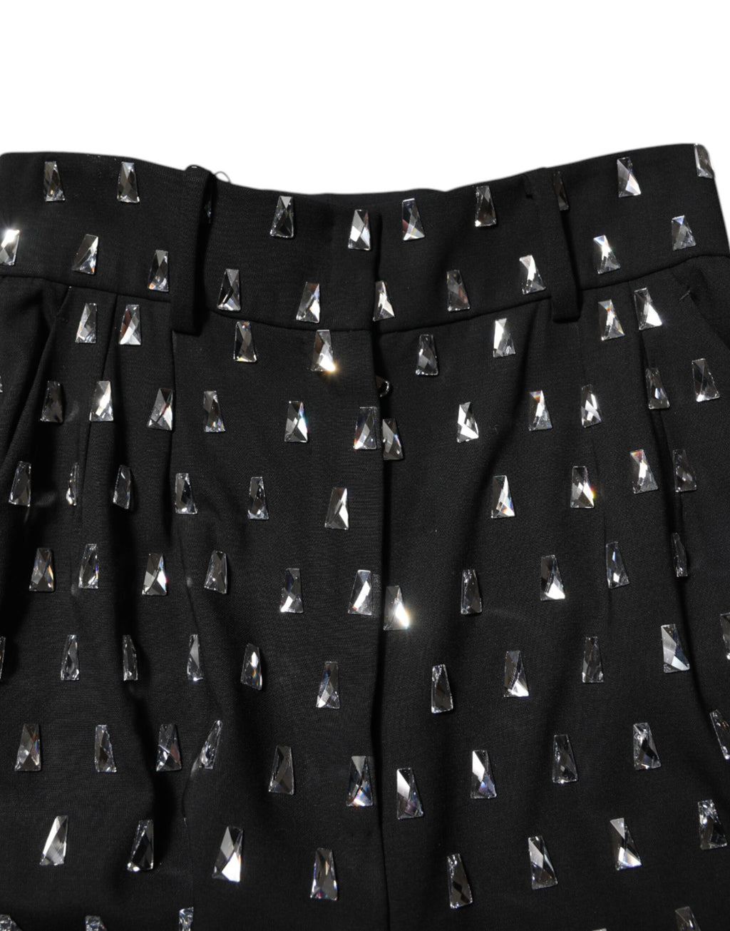 Pantalons larges noirs Dolce & Gabbana ornementés de cristaux brillants, élégants et sophistiqués, visibles en détail dans l'image.