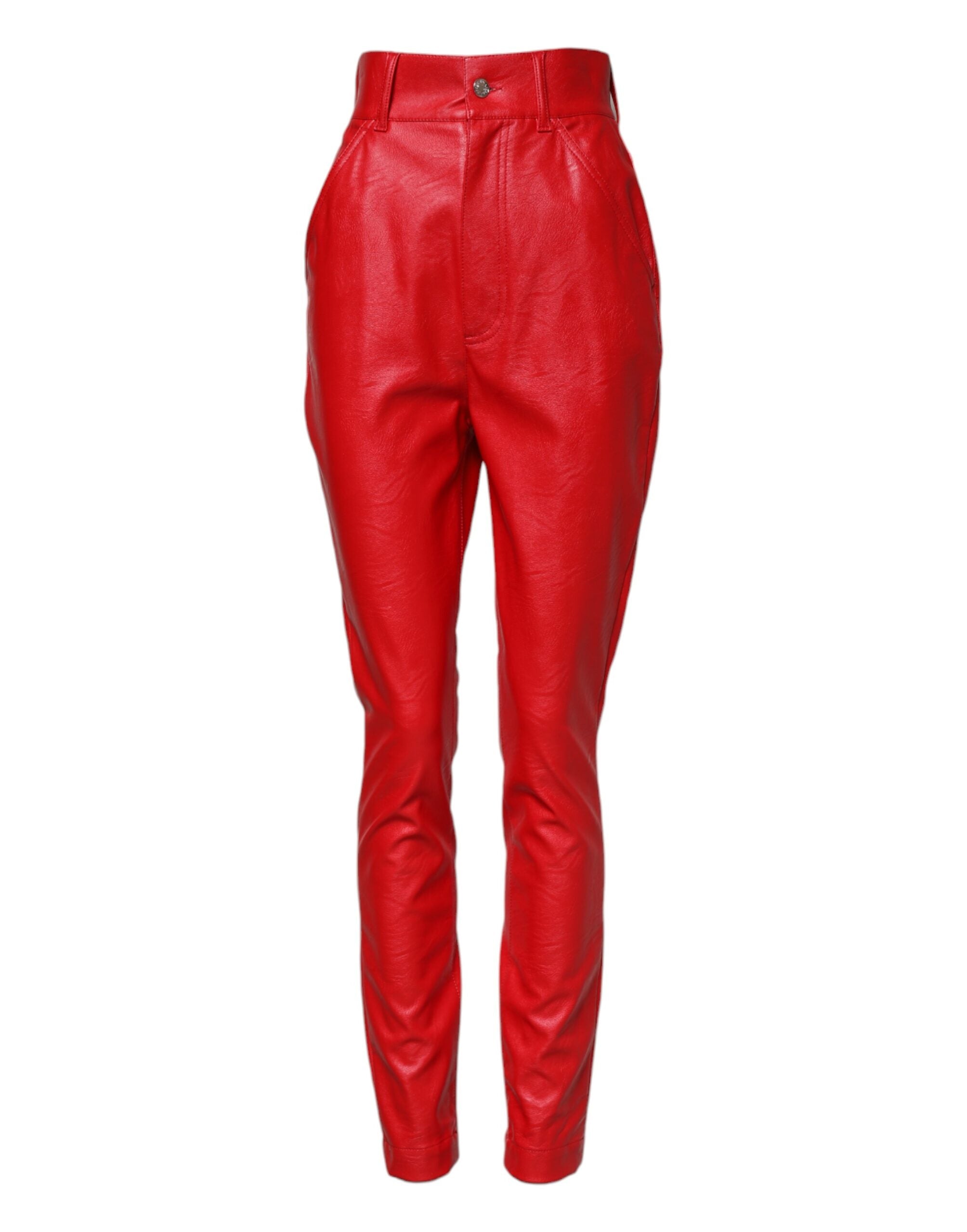 Pantalon rouge en viscose Dolce & Gabbana avec taille haute et coupe tapered, visible sur le mannequin.