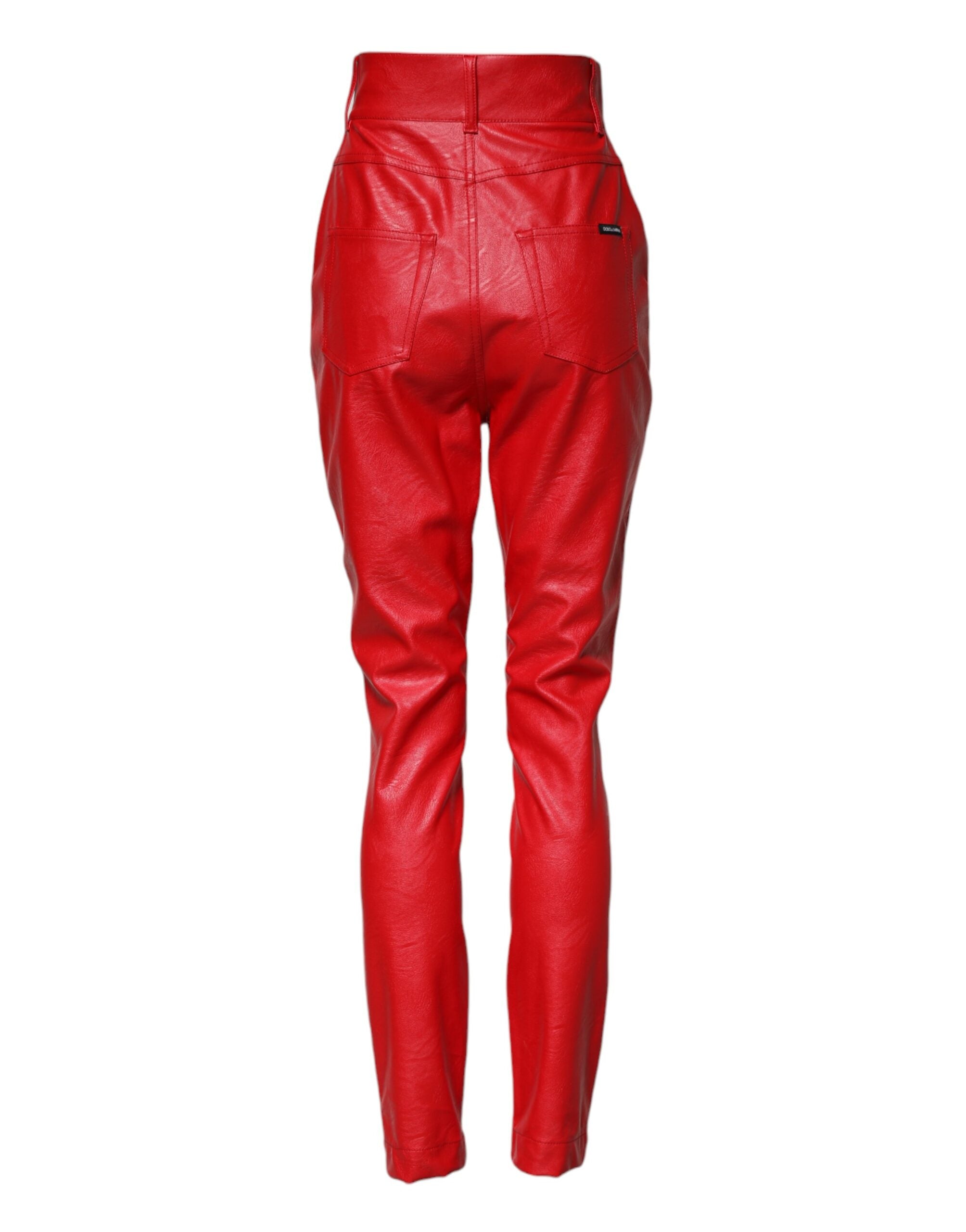 Pantalon tapered rouge en viscose à taille haute de Dolce & Gabbana, visible avec une coupe élégante et tissu fluide.