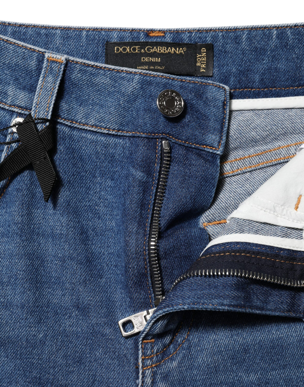 Jeans en coton bleu Dolce & Gabbana à taille haute et coupe tapered, visibles sur l'image.