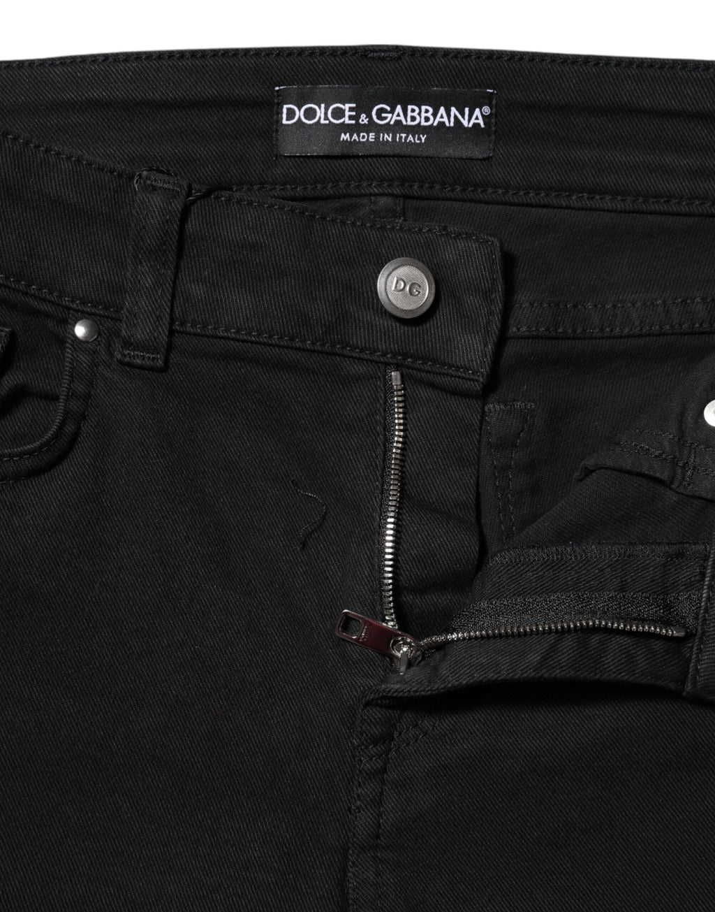 Jeans skinny en coton noir Dolce & Gabbana avec logo, taille mi-haute, denim tendance visible sur l'image.