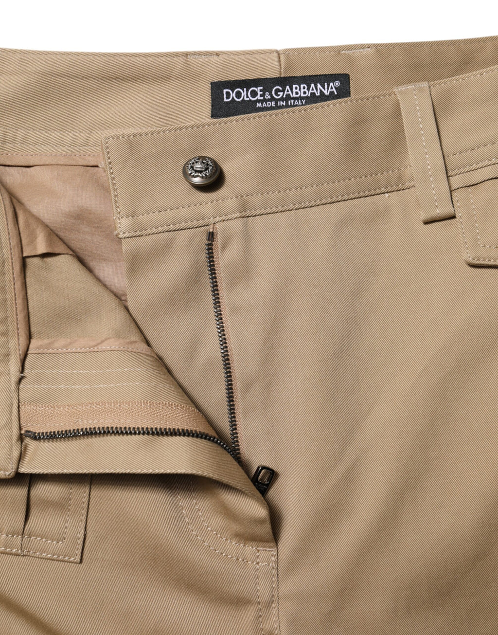 Pantalon cargo beige à taille moyenne et coupe tapered par Dolce & Gabbana, vue de face.