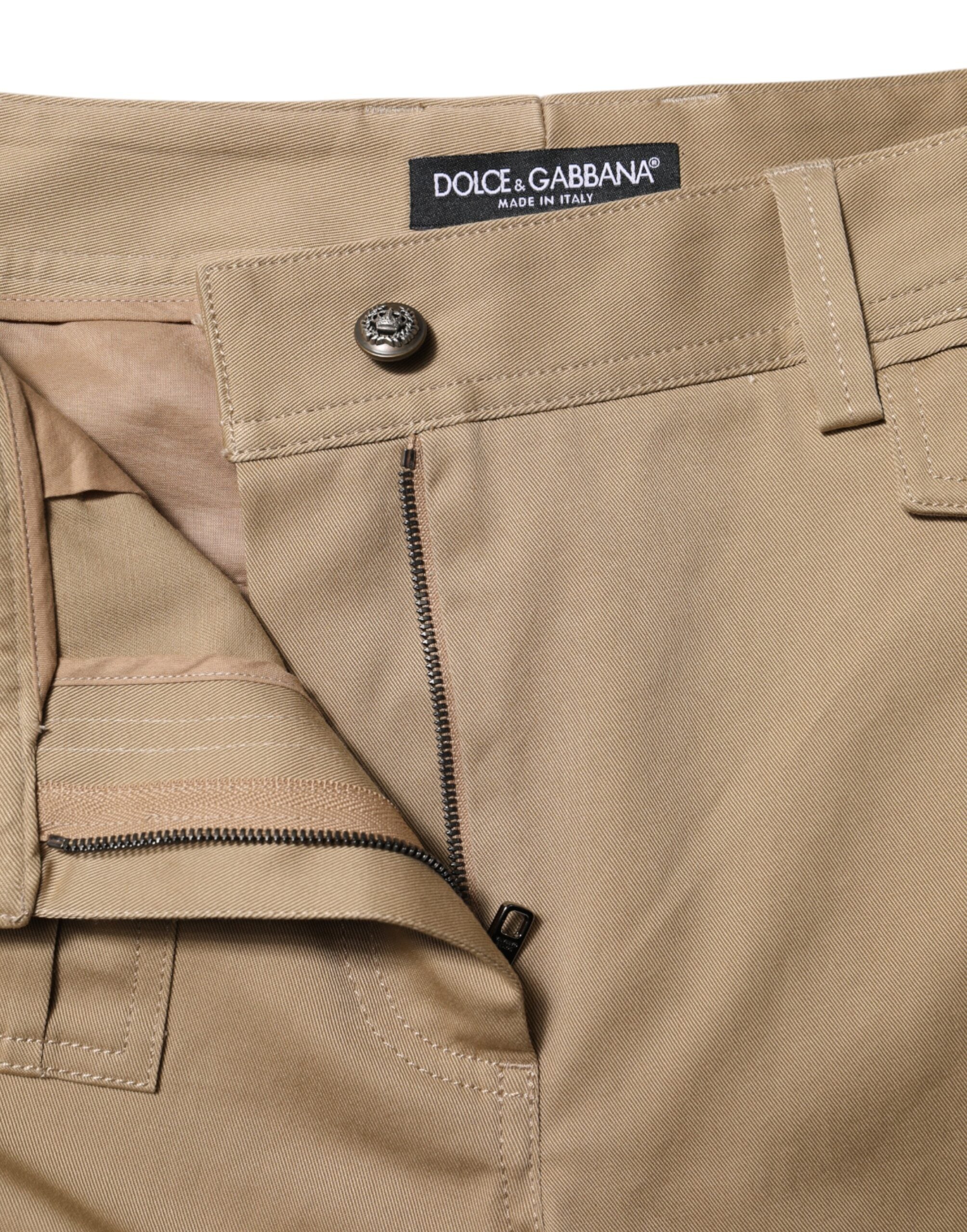 Pantalon cargo beige à taille moyenne et coupe tapered par Dolce & Gabbana, vue de face.