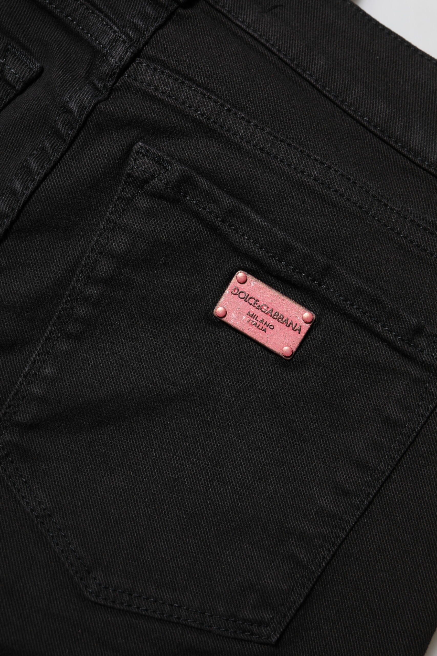 Jeans skinny noirs en coton Dolce & Gabbana, coupe mi-hauteur, style denim ajusté, visible sur l'image.