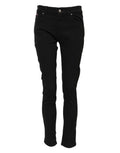 Jean en denim noir Dolce & Gabbana, coupe skinny, taille mi-haute, en coton avec détails classiques, visible sur le modèle.