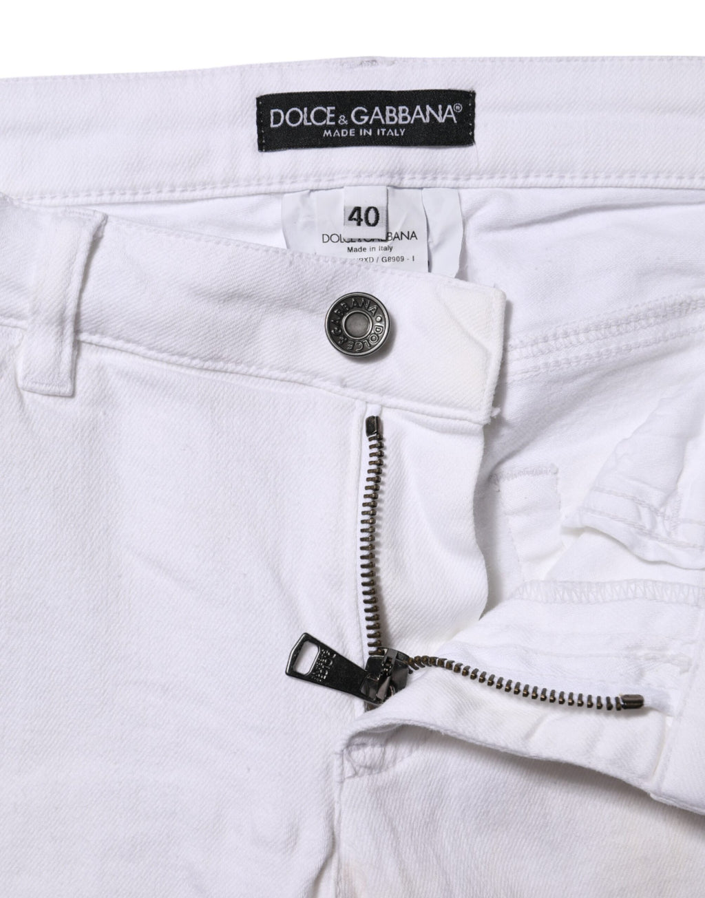 Jeans en denim blanc Dolce & Gabbana taille basse et skinny, en coton, visibles avec détails de coupe près de la taille.
