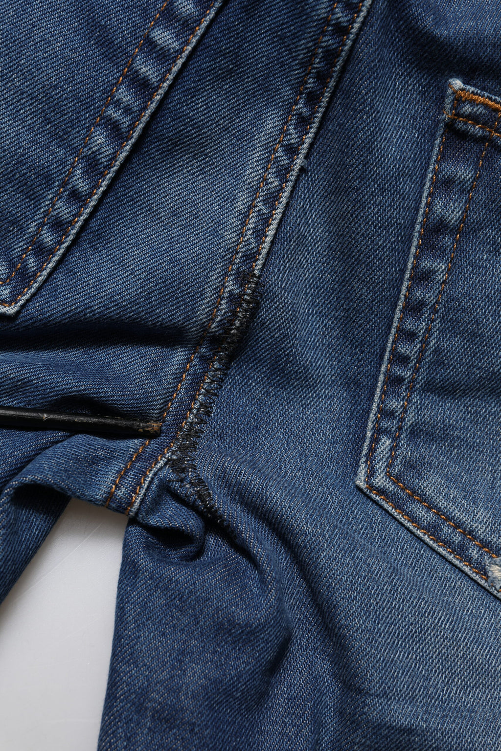 Jeans skinny en denim bleu Dolce & Gabbana à taille basse en coton, ajustés et modernes, visibles en gros plan.