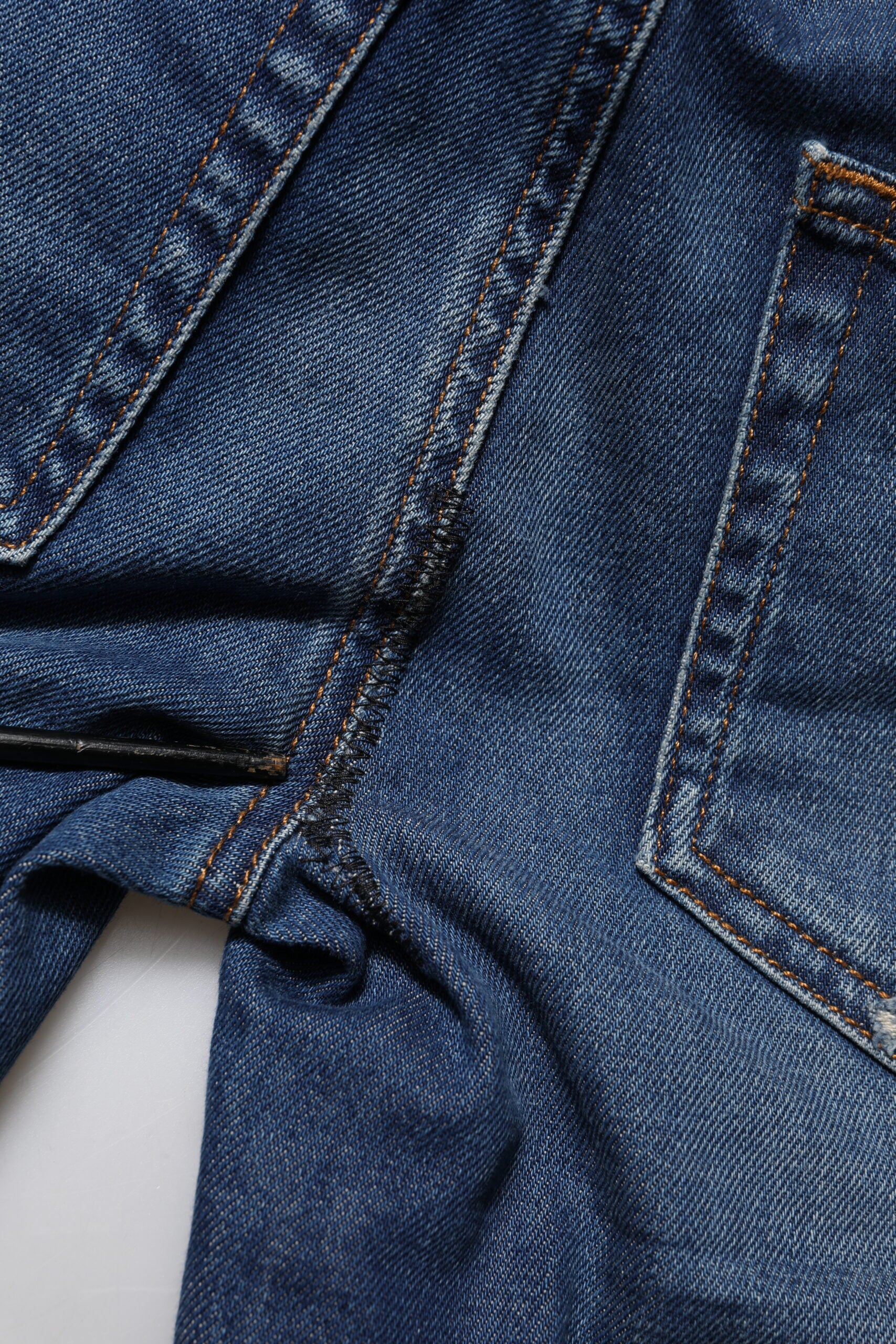 Jeans skinny en denim bleu Dolce & Gabbana à taille basse en coton, ajustés et modernes, visibles en gros plan.