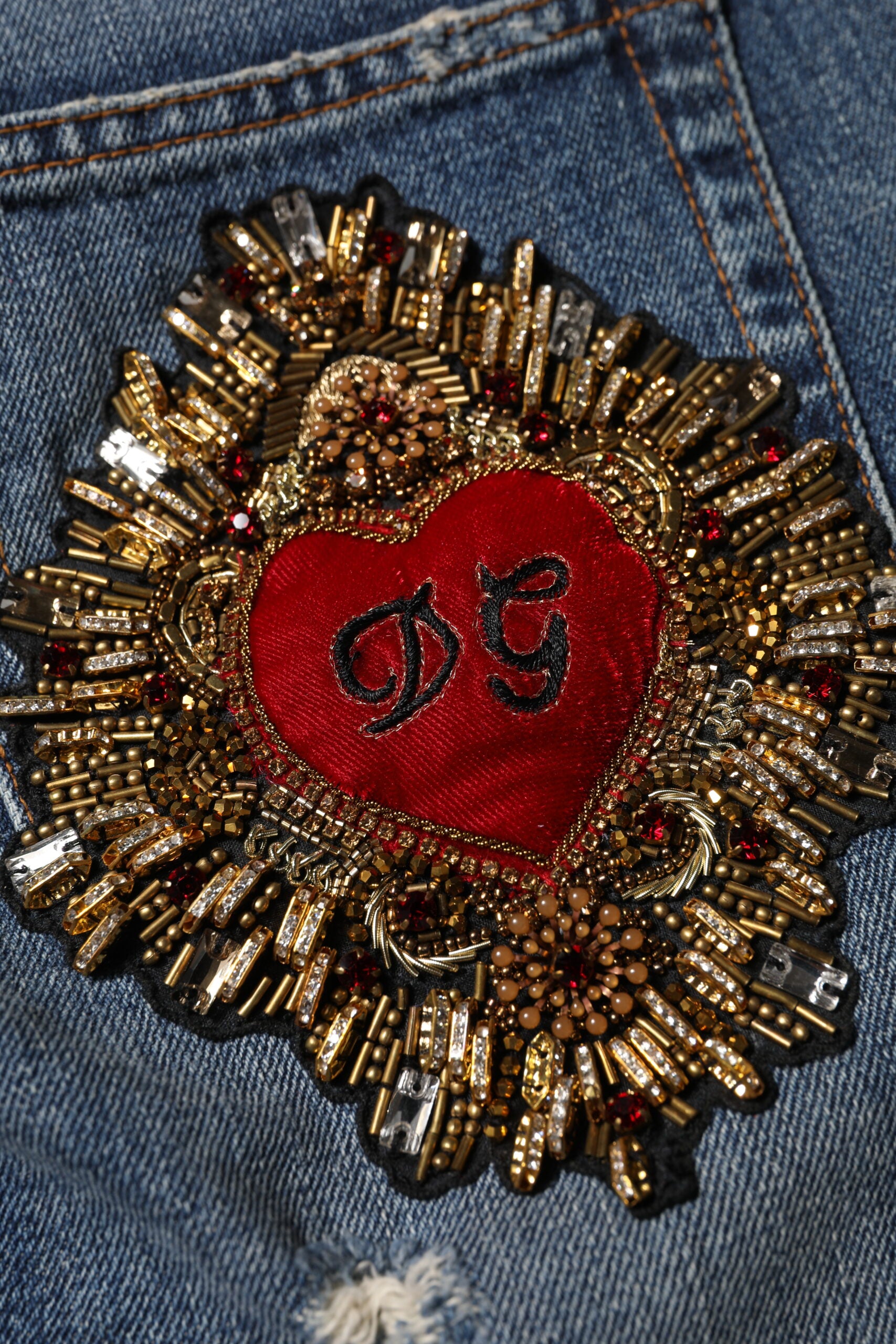Jeans boyfriend en denim bleu Dolce & Gabbana en coton avec déchirures, style décontracté et tendance.