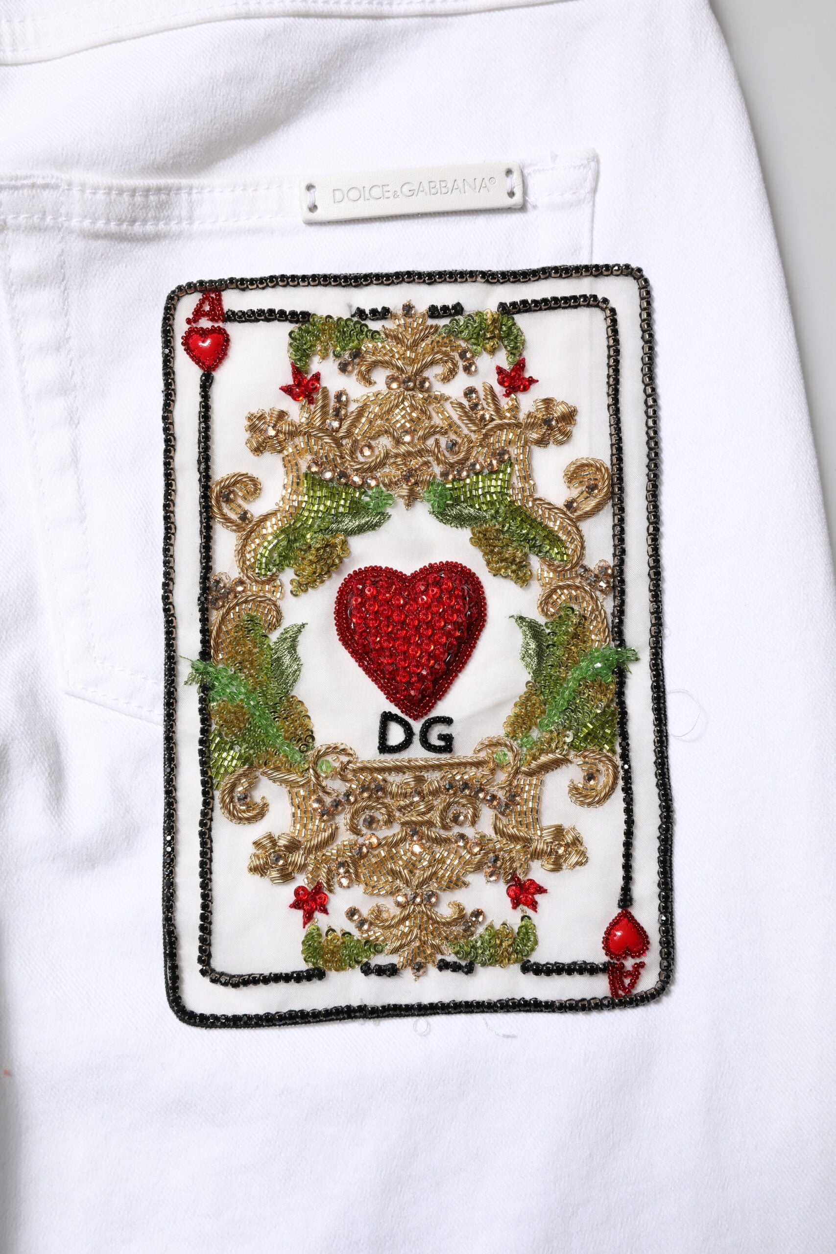 Jeans skinny blanc à taille moyenne Dolce & Gabbana GRACE, denim moulant et élégant, visible en gros plan dans l'image.