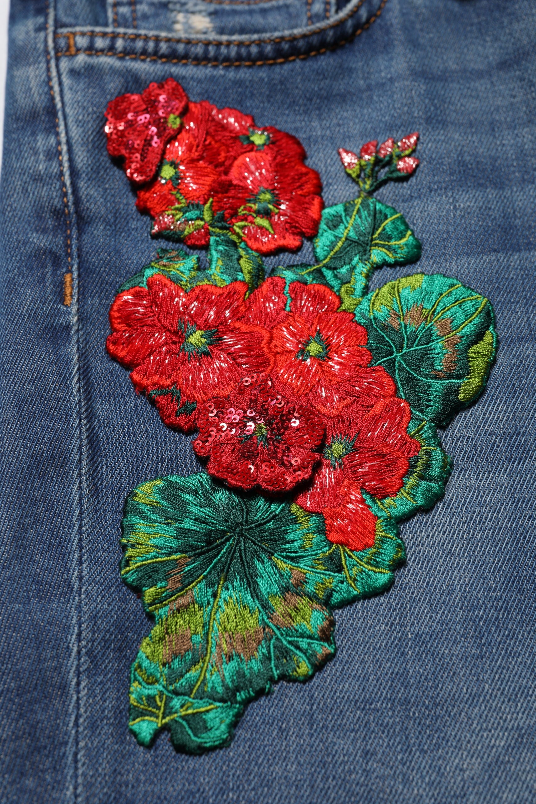 Jeans skinny en coton bleu à taille basse de Dolce & Gabbana, coupe ajustée et détails stylés visibles sur l'image.