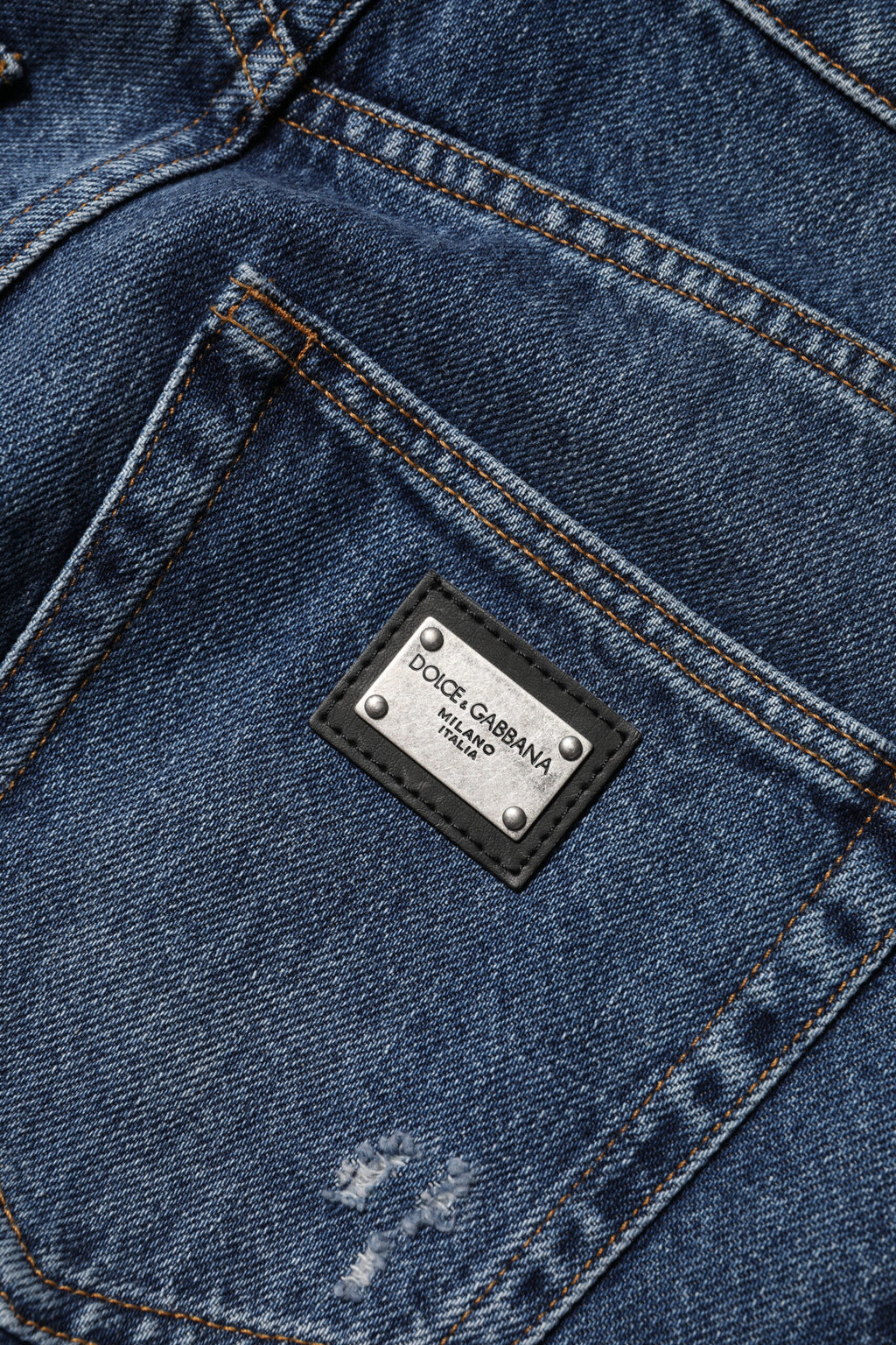 Jeans en denim bleu Dolce & Gabbana avec jambes larges et déchirures, en coton, style décontracté et tendance.
