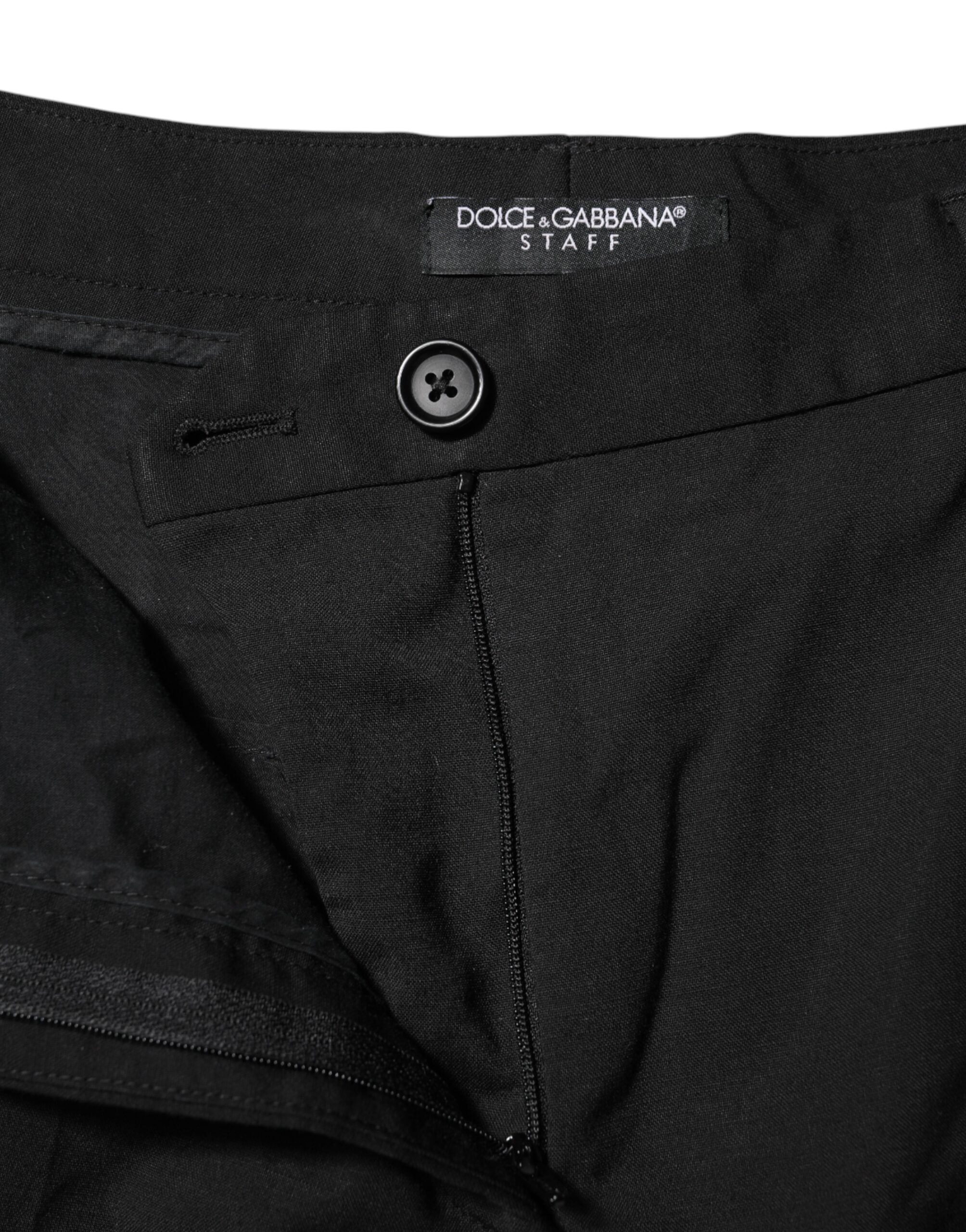 Pantalon noir Dolce & Gabbana STAFF taille haute et coupe tapered, en tissu fluide, porté avec une ceinture élégante.