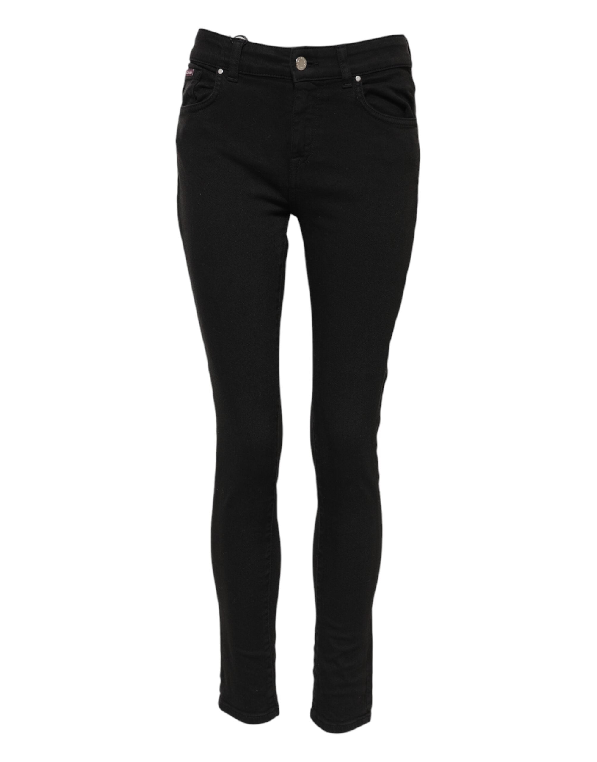 Jeans slim en coton noir Dolce & Gabbana avec logo, taille mi-haute, coupe ajustée, visibles sur le mannequin.