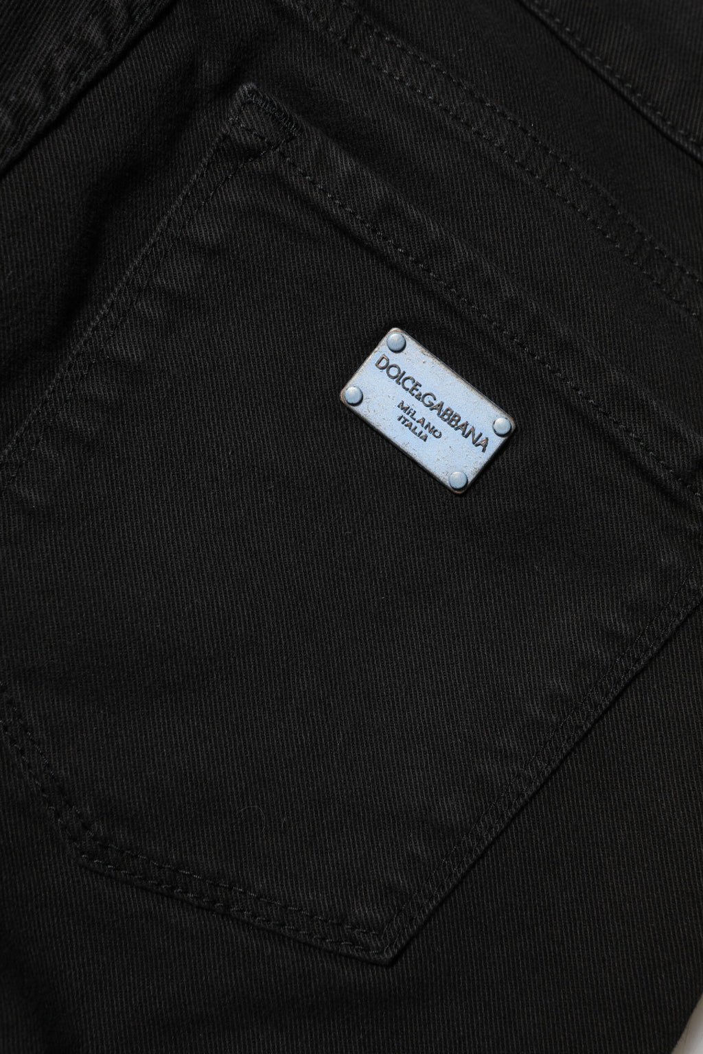 Jeans skinny en coton noir Dolce & Gabbana avec logo, taille mi-hauteur, détail denim, tenue élégante et moderne.