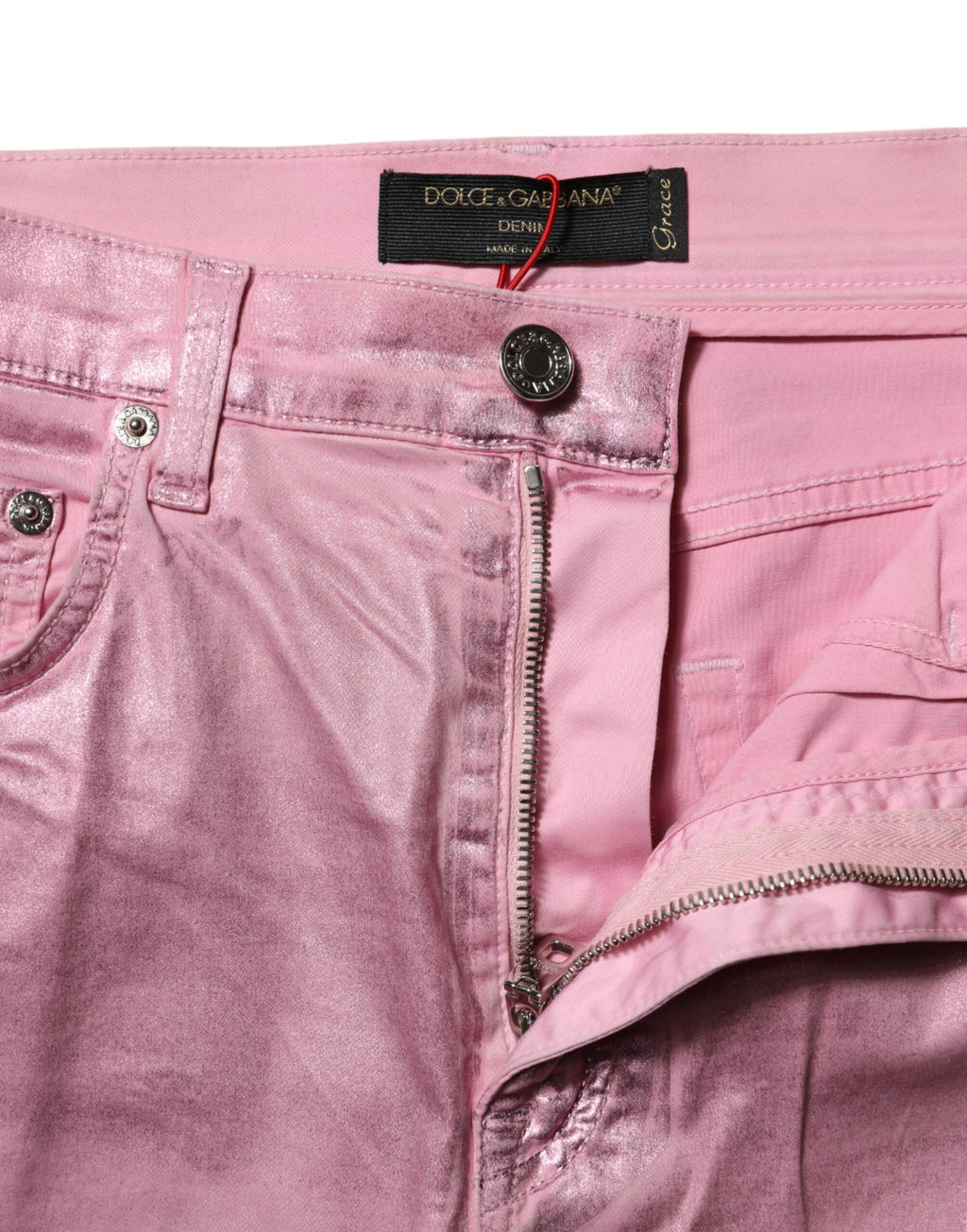Jeans skinny rose à taille haute Dolce & Gabbana, denim rose, coupe ajustée et moderne, visible sur le mannequin.