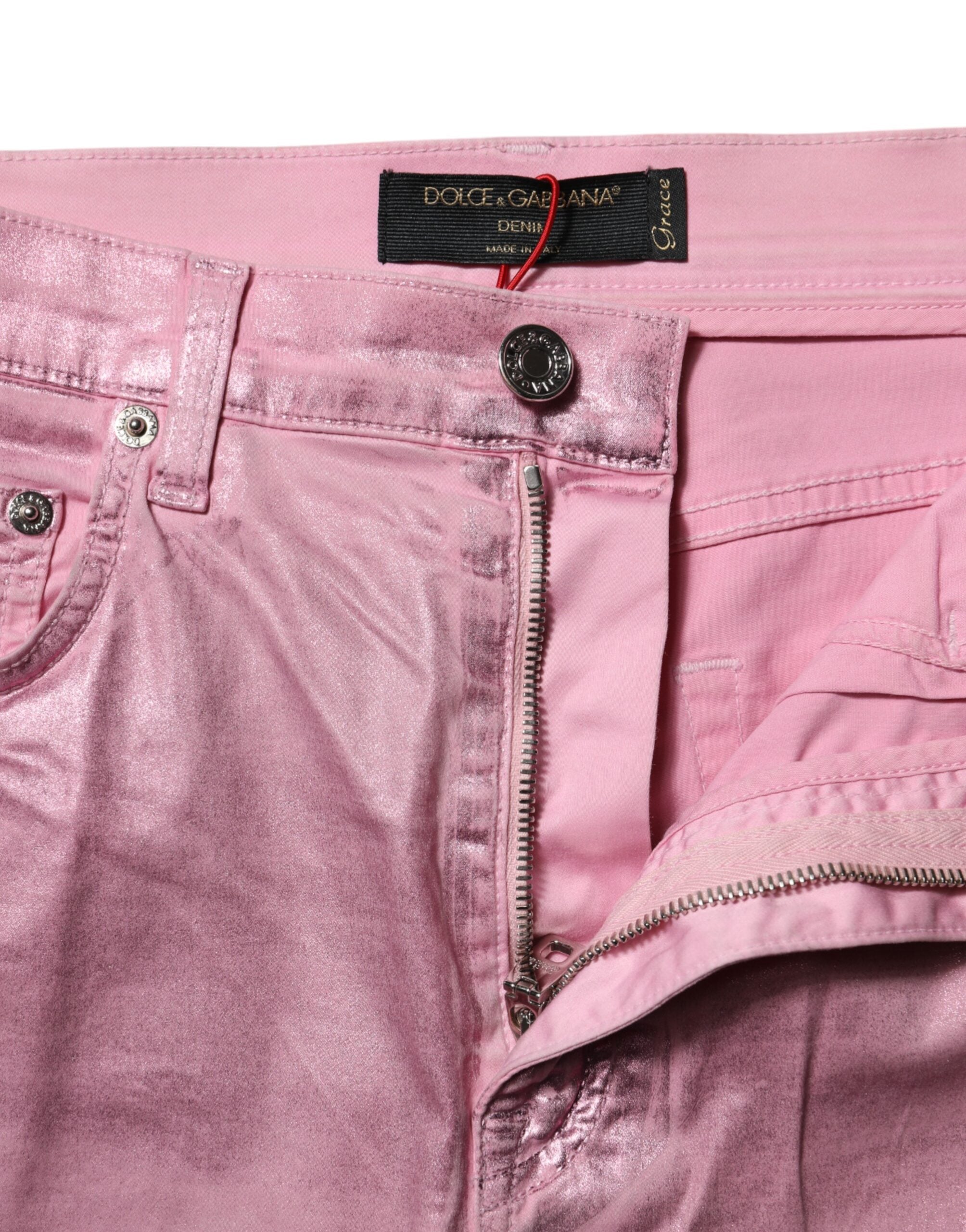 Jeans skinny rose à taille haute Dolce & Gabbana, denim rose, coupe ajustée et moderne, visible sur le mannequin.