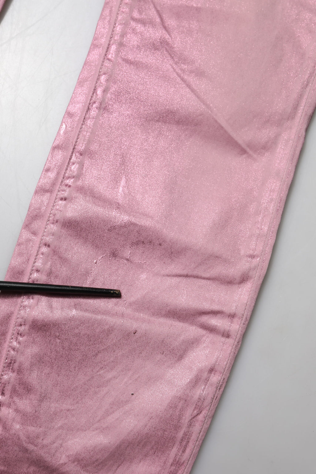 Jeans skinny en denim rose à taille haute Dolce & Gabbana, style élégant et moderne, visible en gros plan.