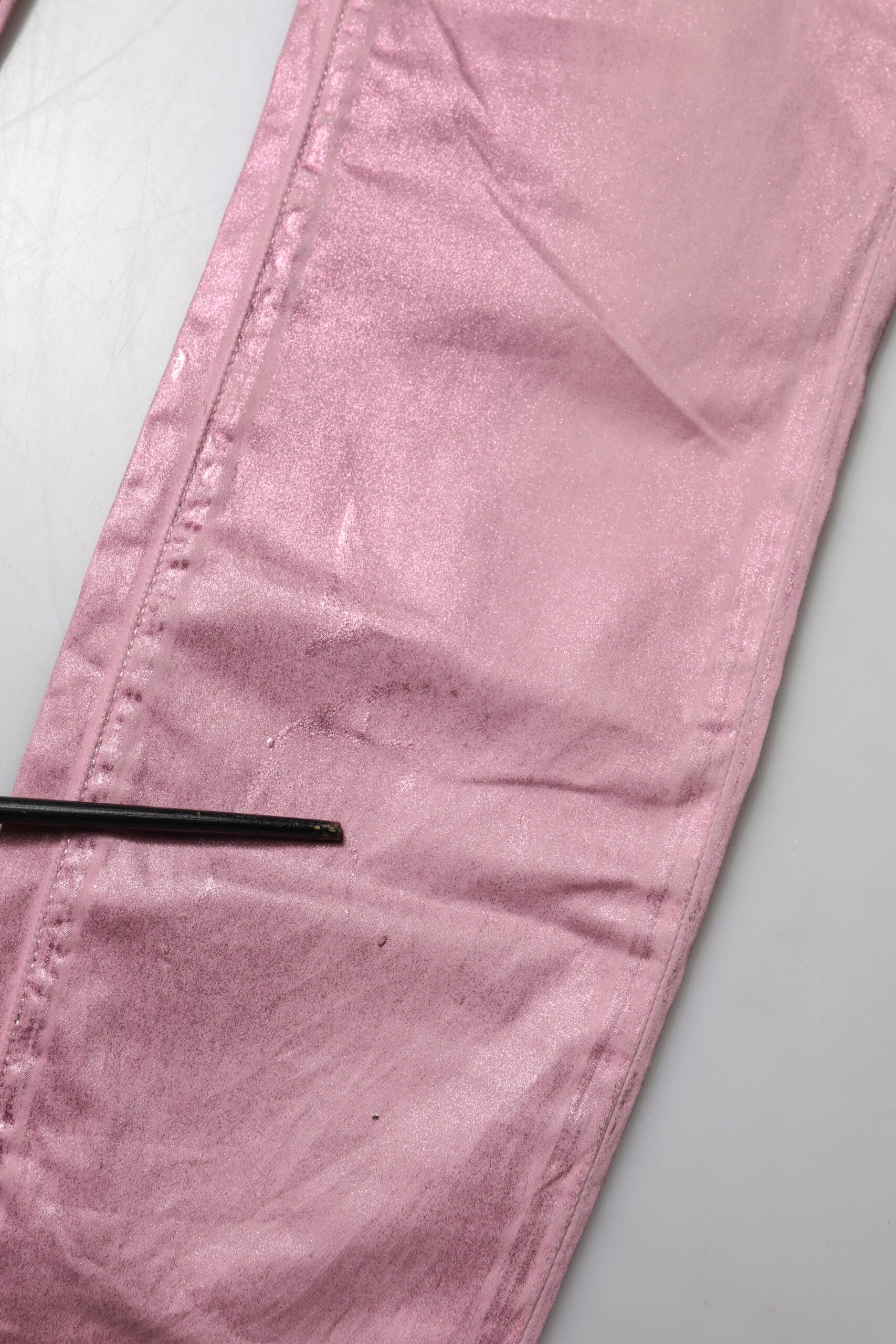Jeans skinny en denim rose à taille haute Dolce & Gabbana, style élégant et moderne, visible en gros plan.