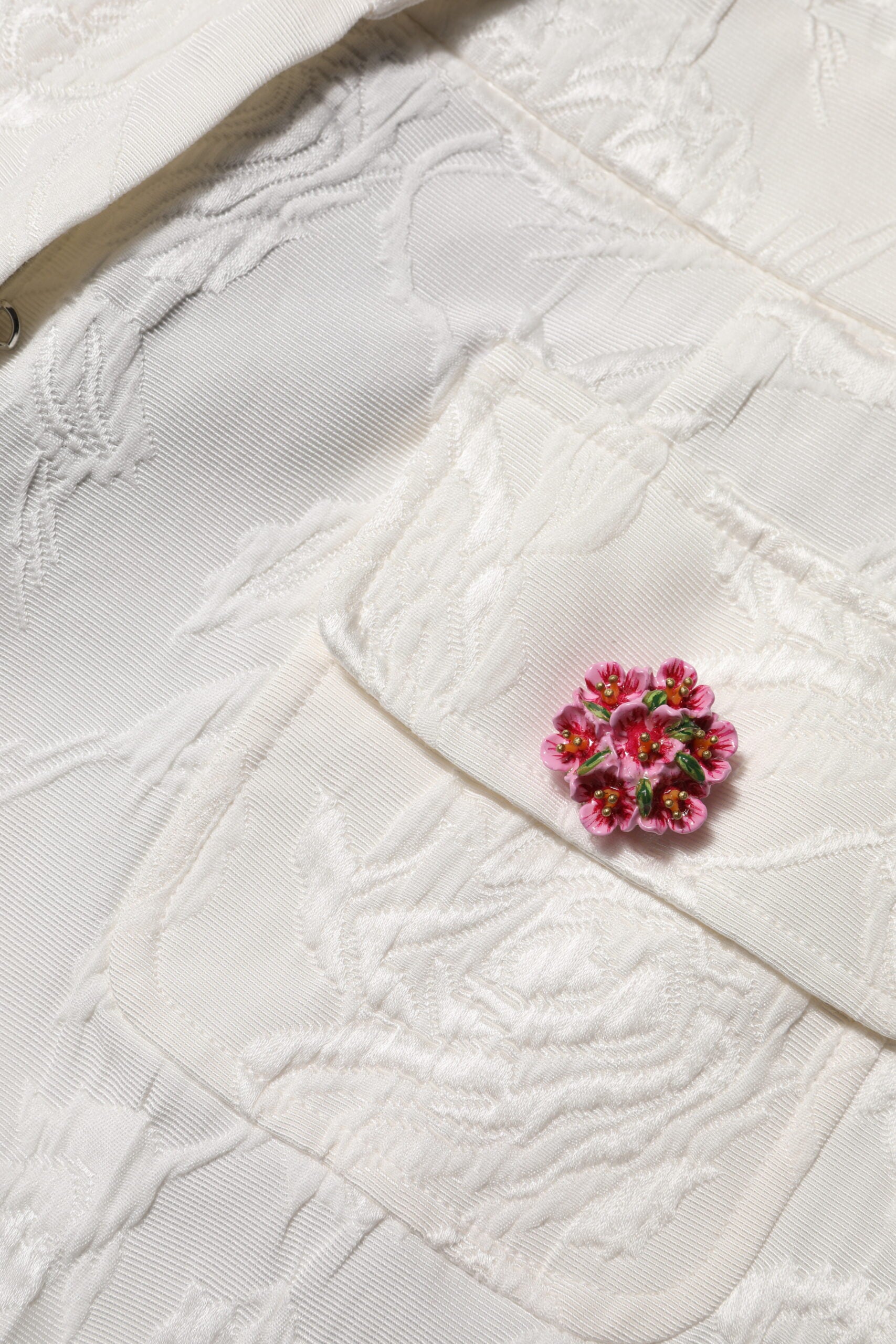 Pantalon en coton blanc Dolce & Gabbana à jacquard floral, style élégant et sophistiqué, vue en gros plan.