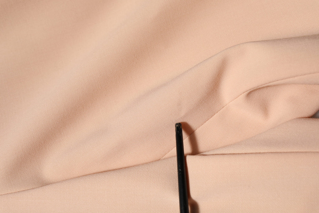 Pantalons beige en polyester de coupe tapered à taille moyenne de Dolce & Gabbana, vue frontale, tissu léger et élégant.