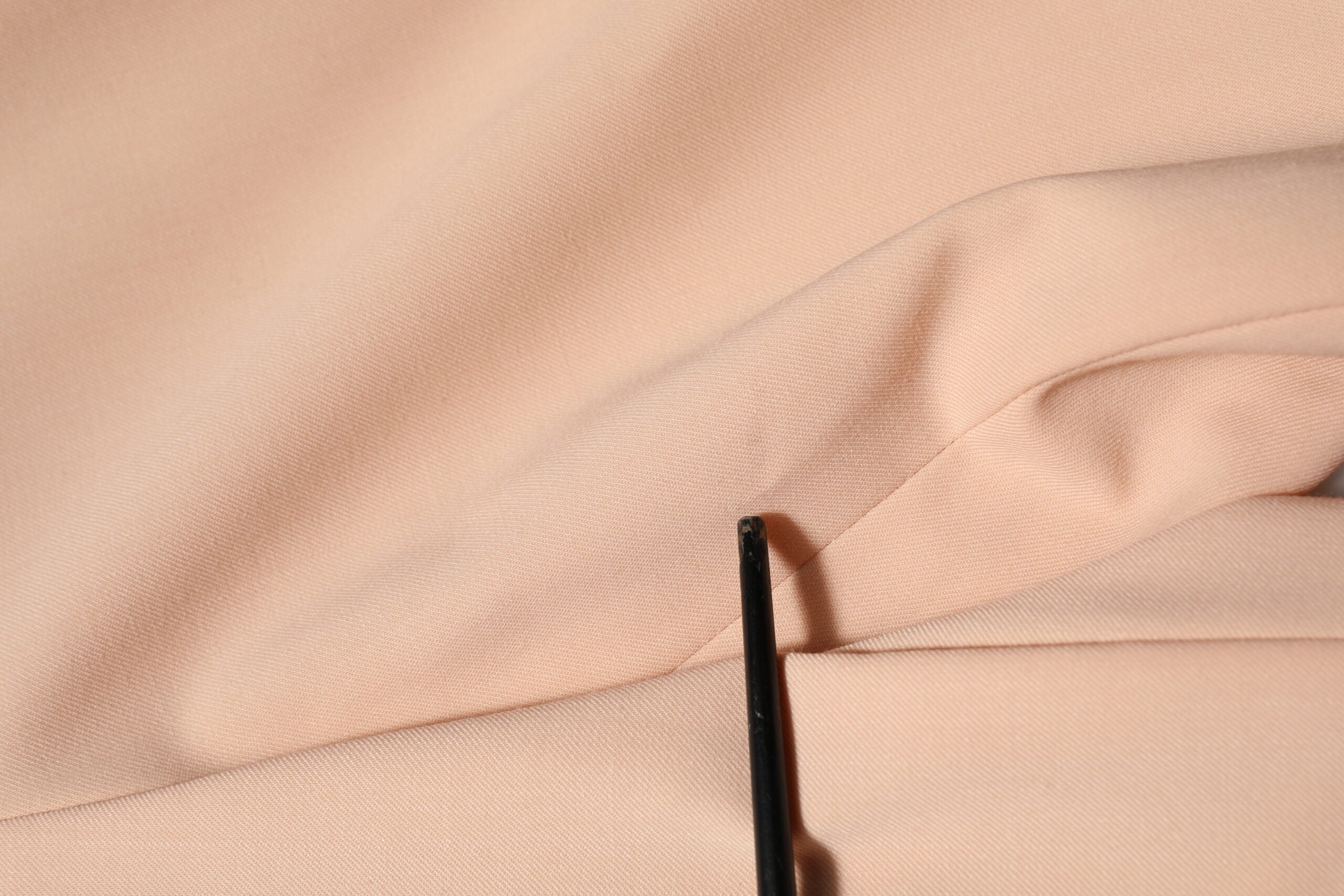 Pantalons beige en polyester de coupe tapered à taille moyenne de Dolce & Gabbana, vue frontale, tissu léger et élégant.