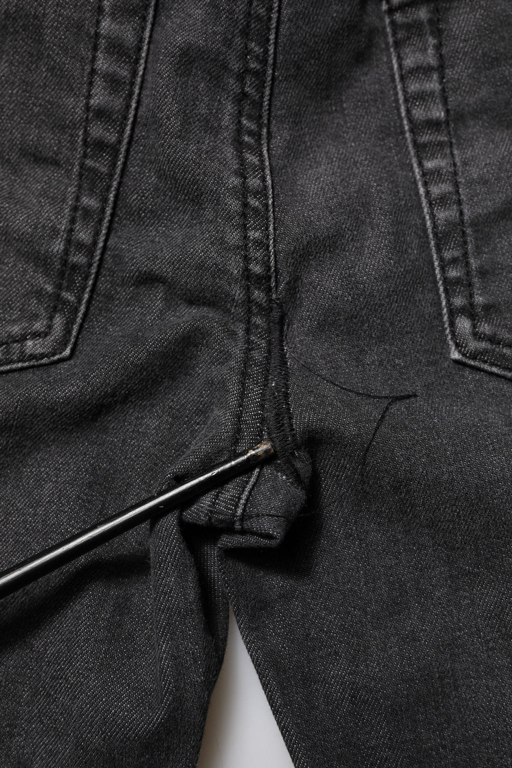 Jeans skinny en coton noir à taille basse Dolce & Gabbana, coupe ajustée et style moderne visible sur l'image.