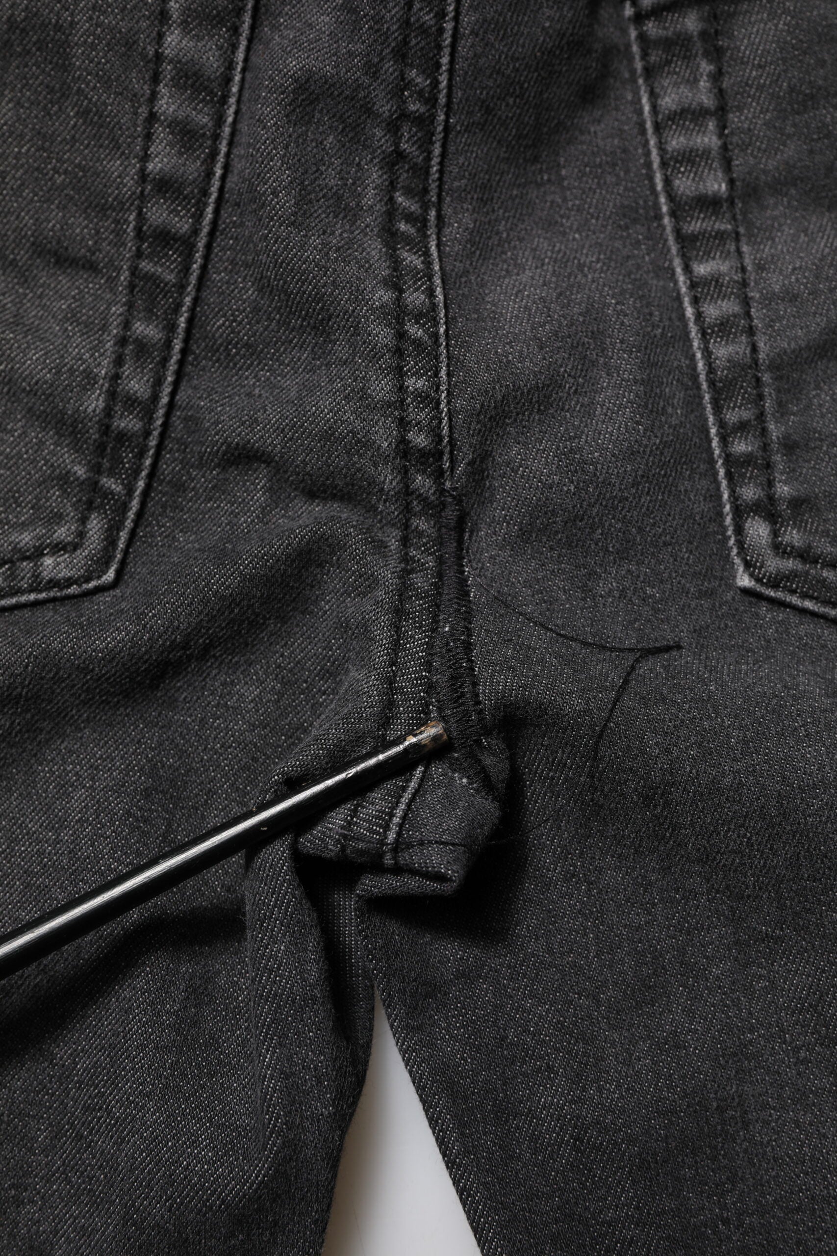 Jeans skinny en coton noir à taille basse Dolce & Gabbana, coupe ajustée et style moderne visible sur l'image.