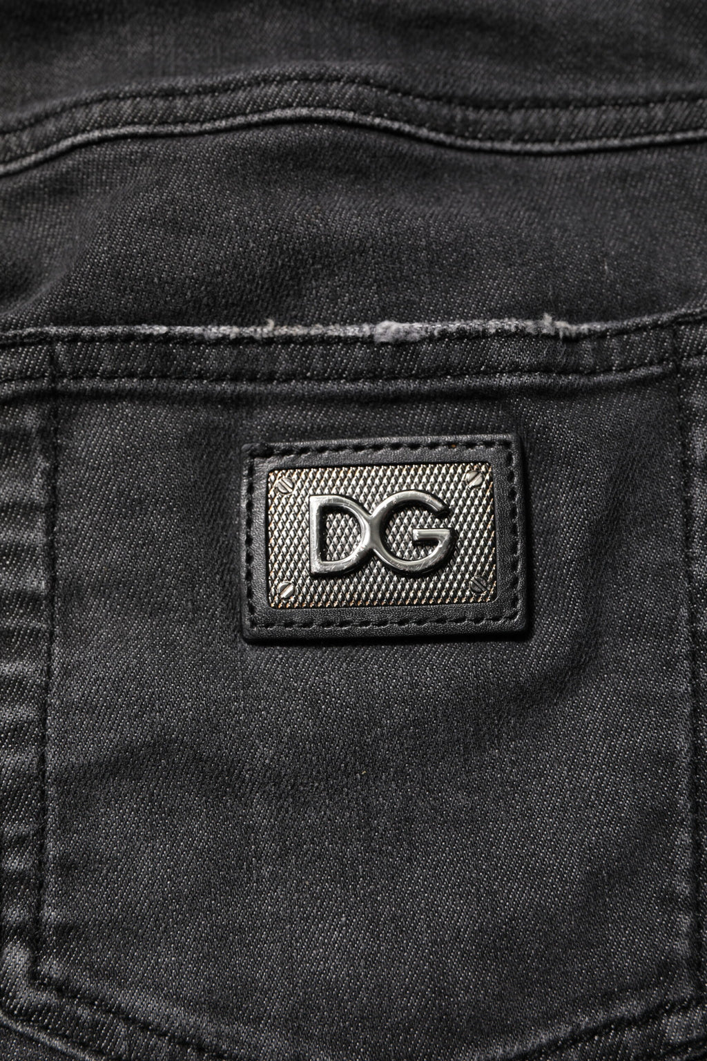 Jeans skinny en coton noir à taille basse de Dolce & Gabbana, coupe ajustée et détails classiques visibles sur l'image.