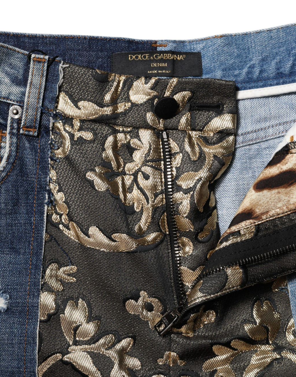 Jeans en denim Dolce & Gabbana à patchwork multicolore, coupe tapered, vue de face avec détails colorés et couture visible.