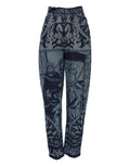 Jeans en denim Dolce & Gabbana à coupe tapered avec imprimé graphique bleu, visible sur le produit.