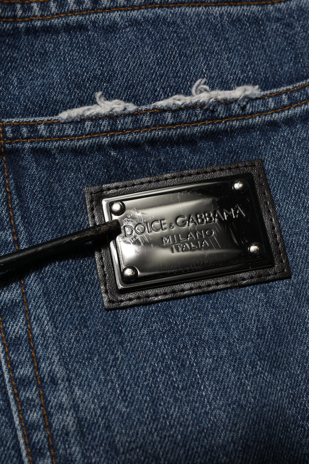 Jeans droits en coton bleu déchiré de Dolce & Gabbana, style décontracté et tendance.