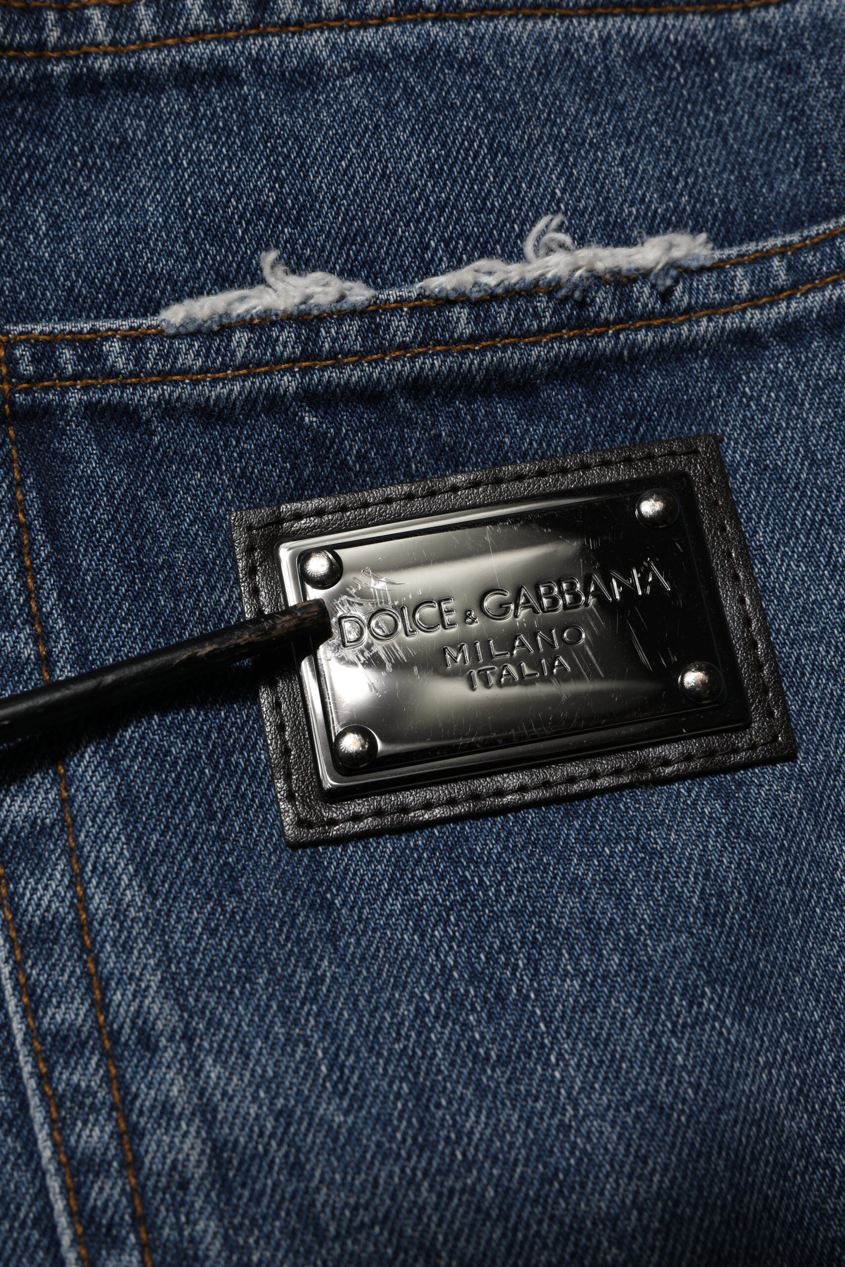 Jeans droits en coton bleu déchiré de Dolce & Gabbana, style décontracté et tendance.