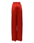 Pantalon large à taille haute en satin rouge de Dolce & Gabbana, vue de face sur un fond neutre