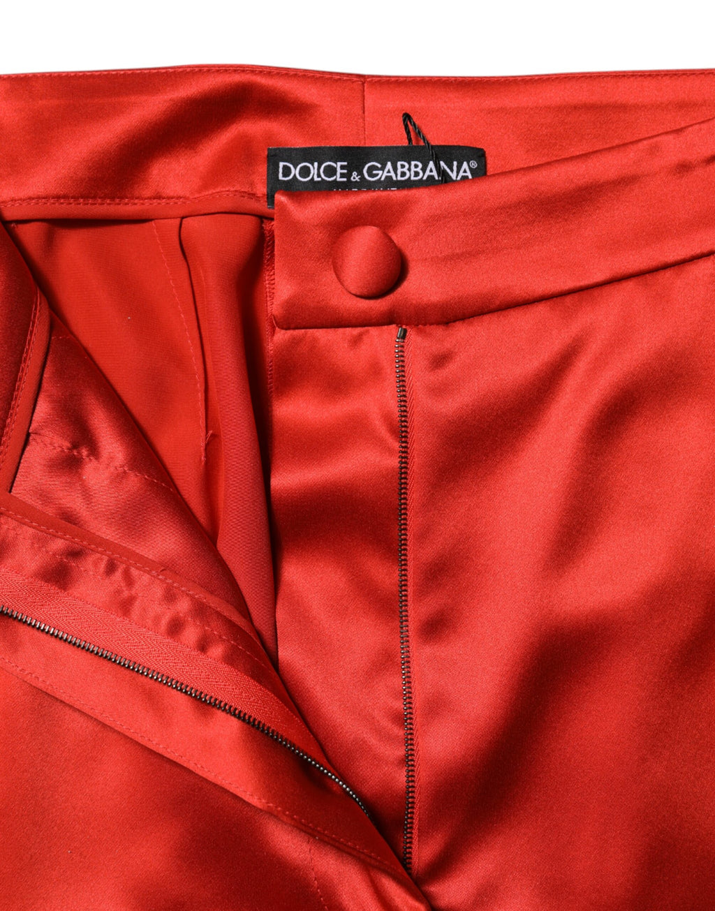 Pantalons en satin rouge à taille haute et jambes larges de Dolce & Gabbana, vêtement élégant et sophistiqué.