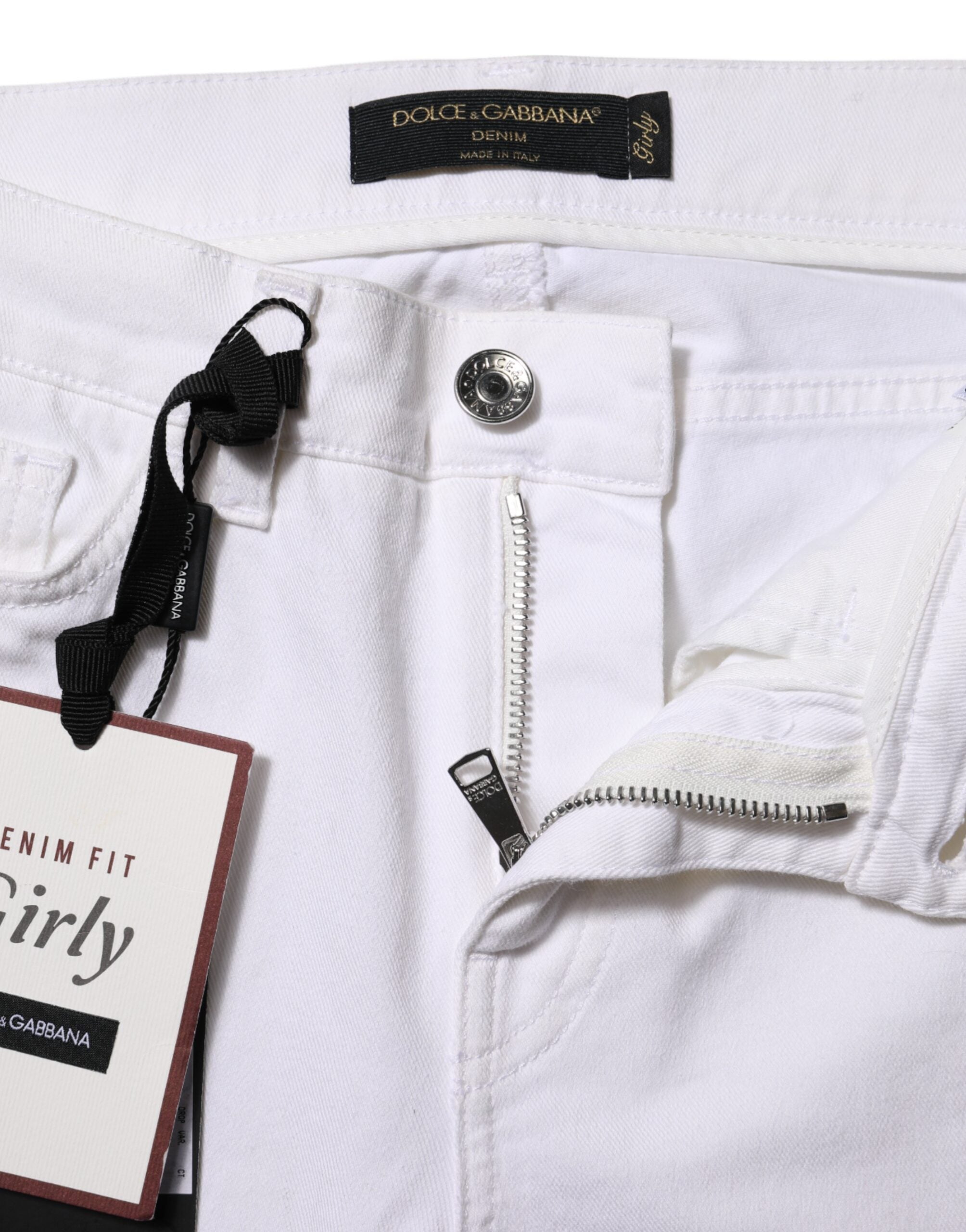 Jeans en denim blanc Dolce & Gabbana avec broderie florale, style girly et détails élégants.
